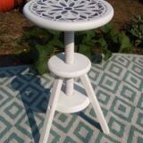 Adjustable screw stool in patinated wood