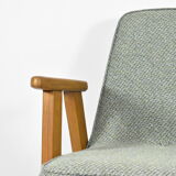 Fauteuil 366 designer J. Chierowski années 1960 tissu vert, teck
