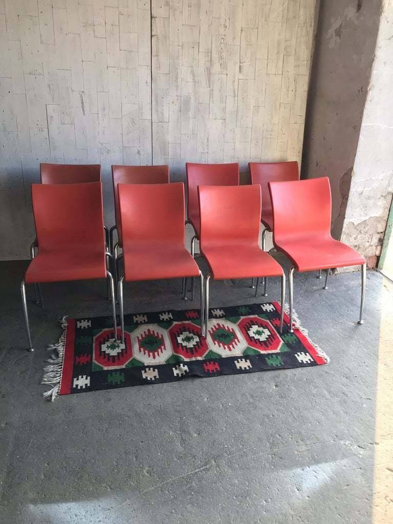 Lot de 8 chaises vintage rouges en terre cuite avec piétement chromé métallique – Martin Ballendat