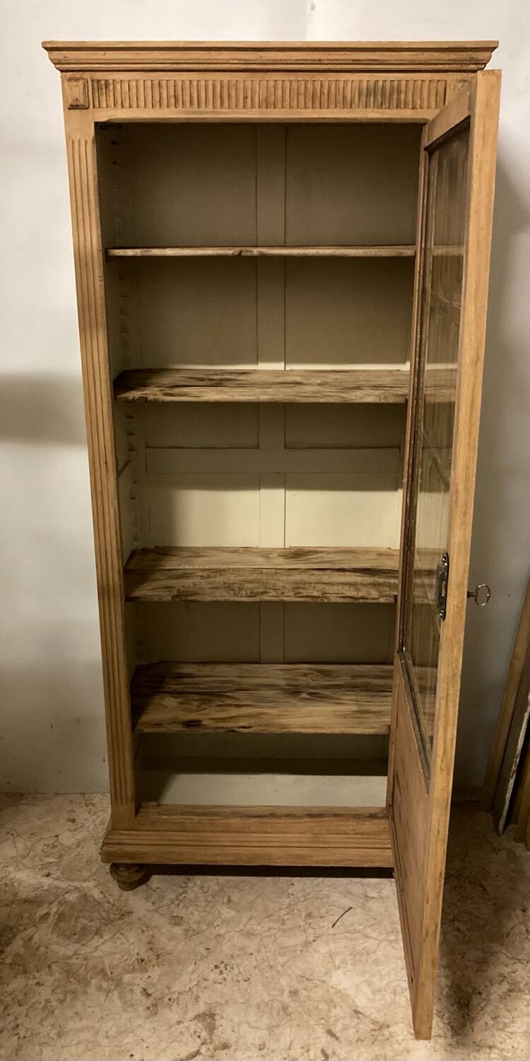 Armoire vitrine parisienne