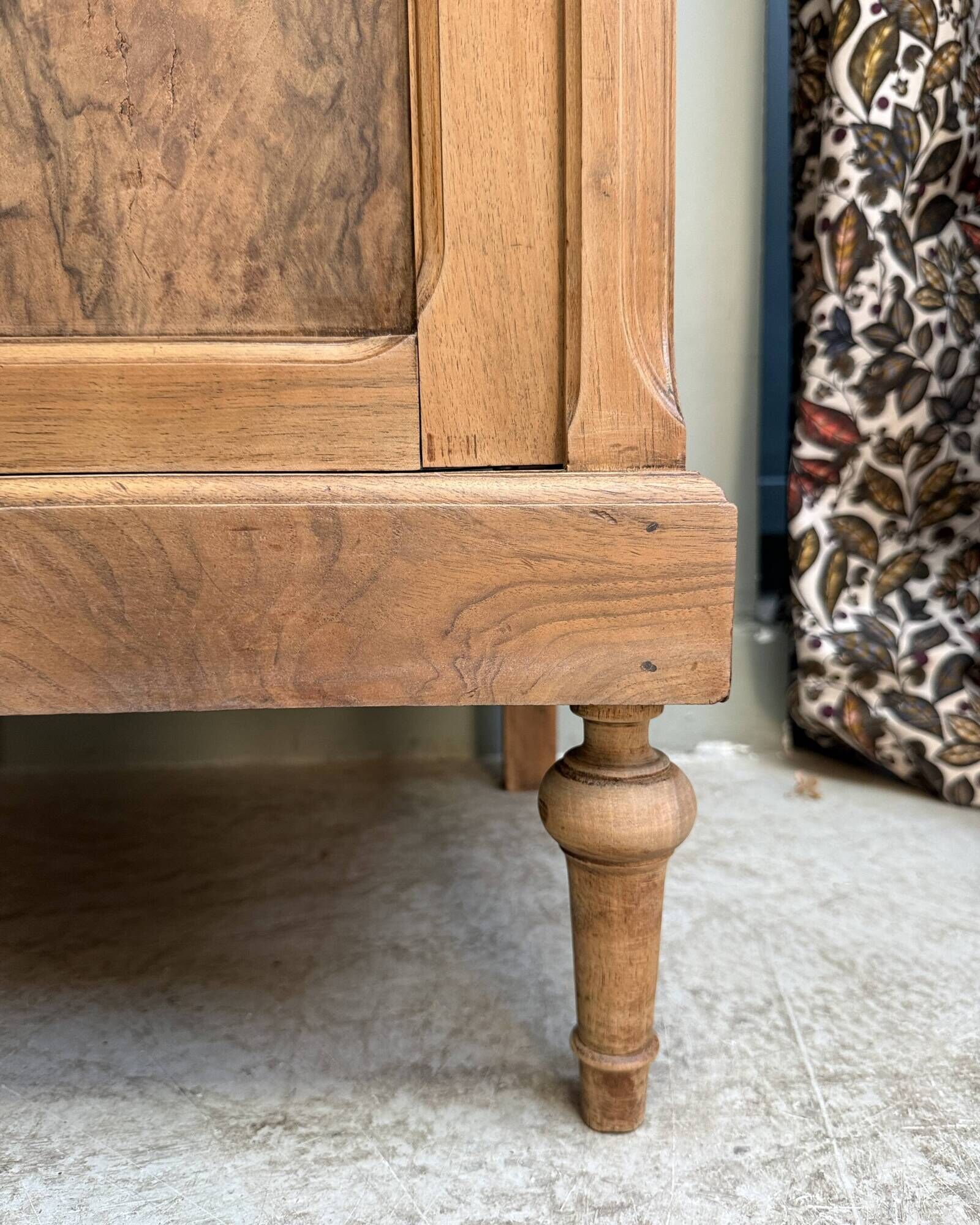 Small high buffet in walnut (renovated)