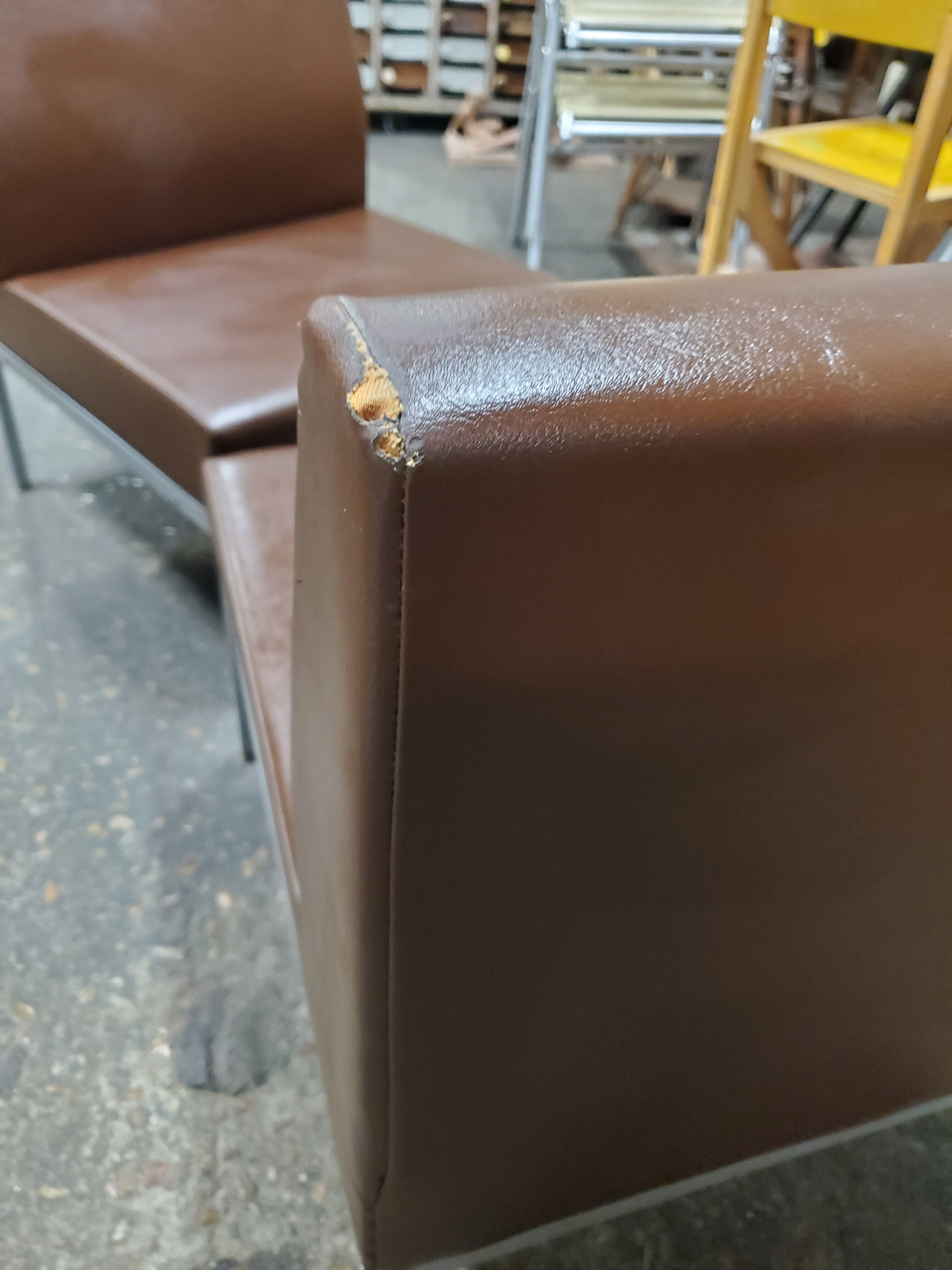Paire de fauteuils industriels