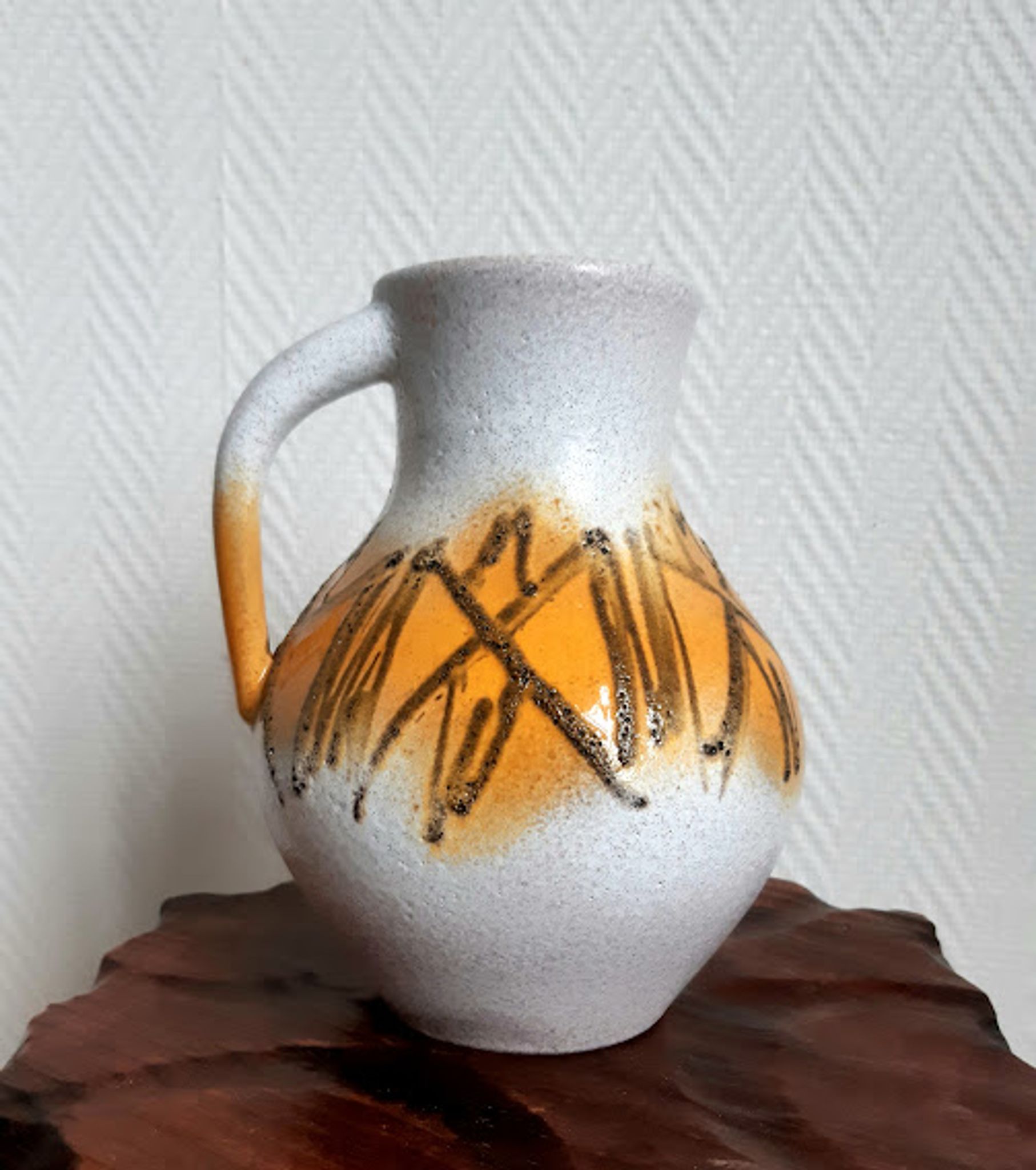 Pichet en céramique vintage jaune