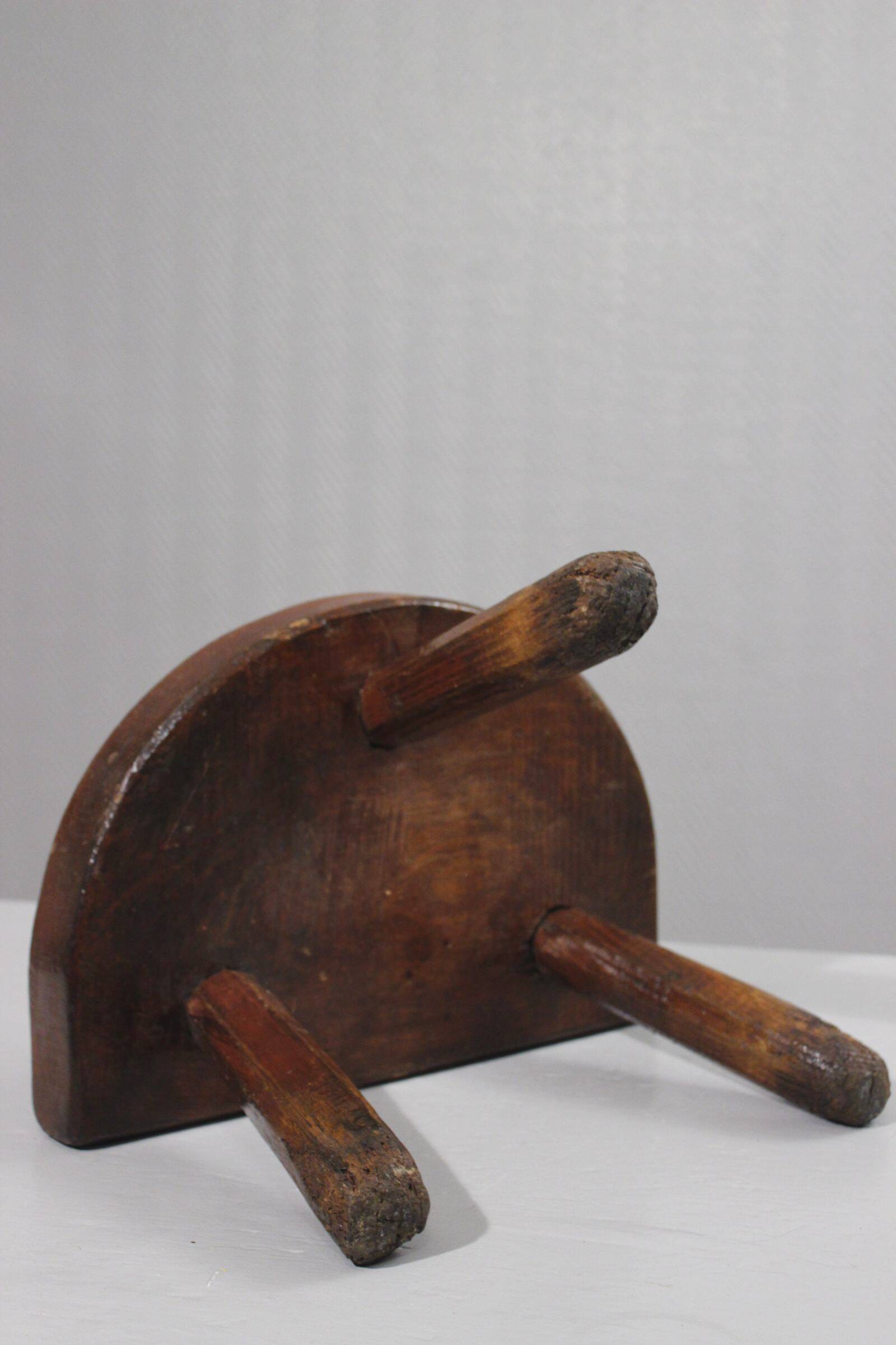 Tabouret de traite de ferme tripode bois massif Art populaire France — free download