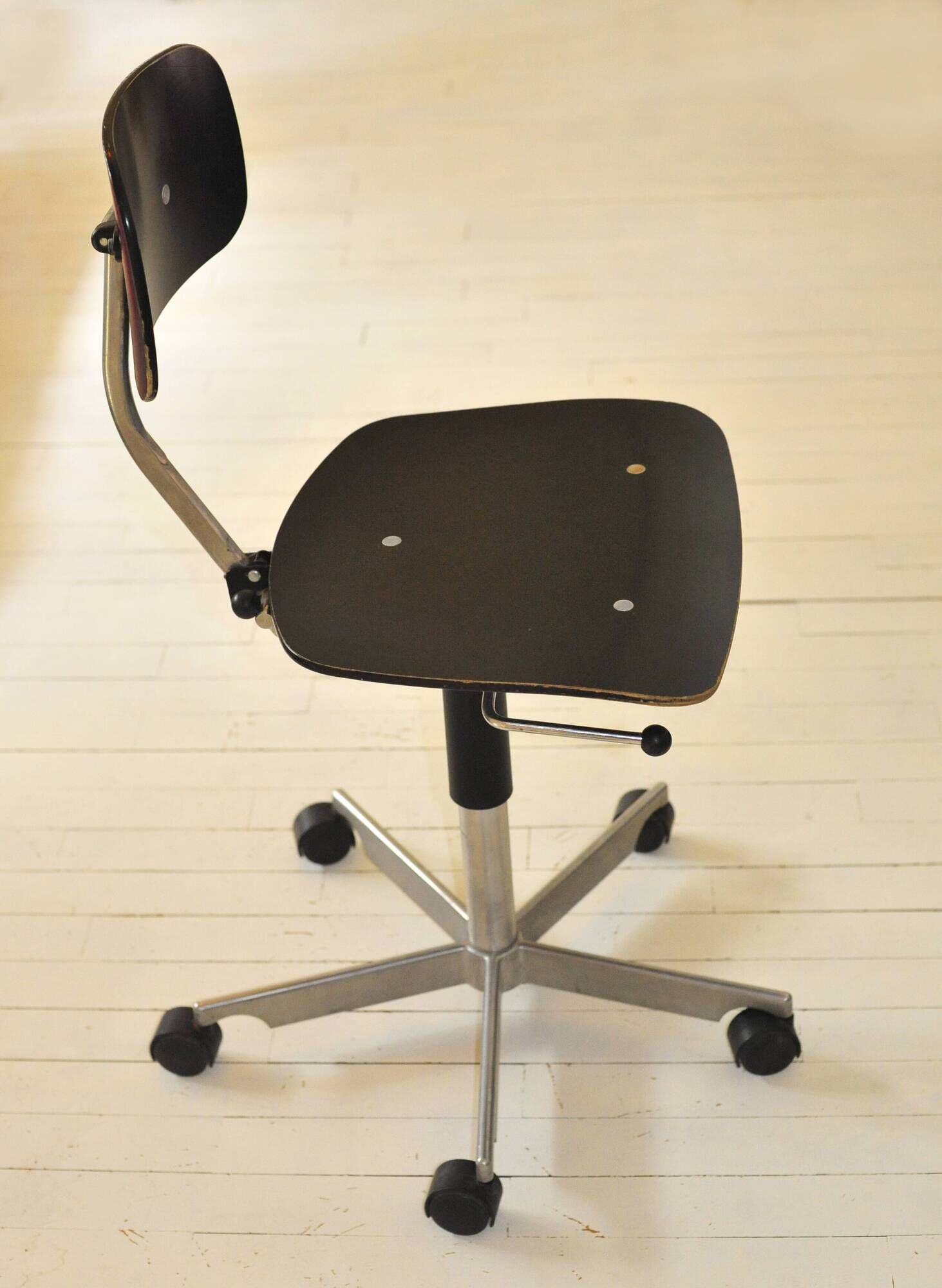 Chair Kevi 2533 Design Jorgen Rasmussen for the brand Engelbrechts