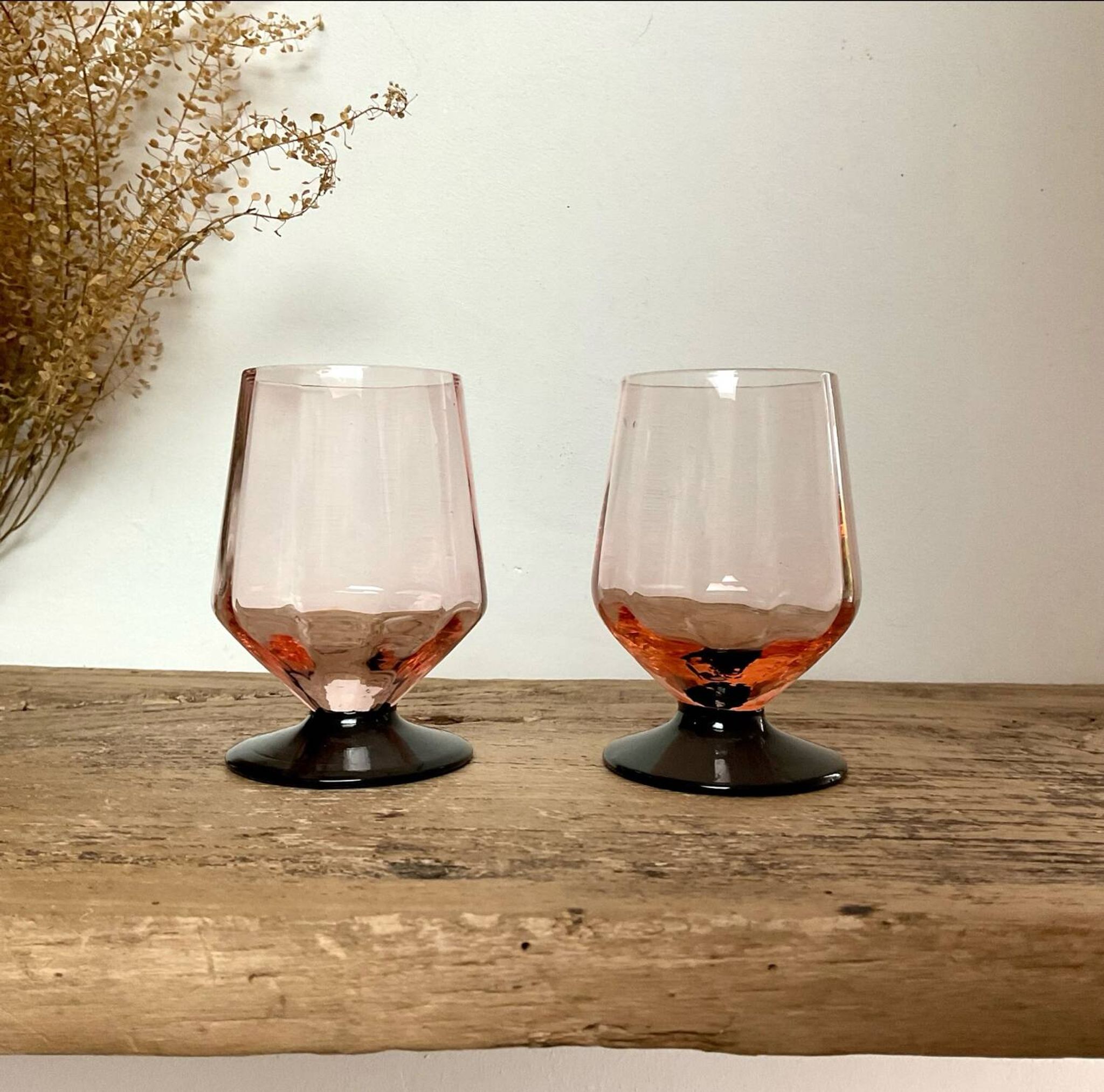 6 petits verres roses à pied noir