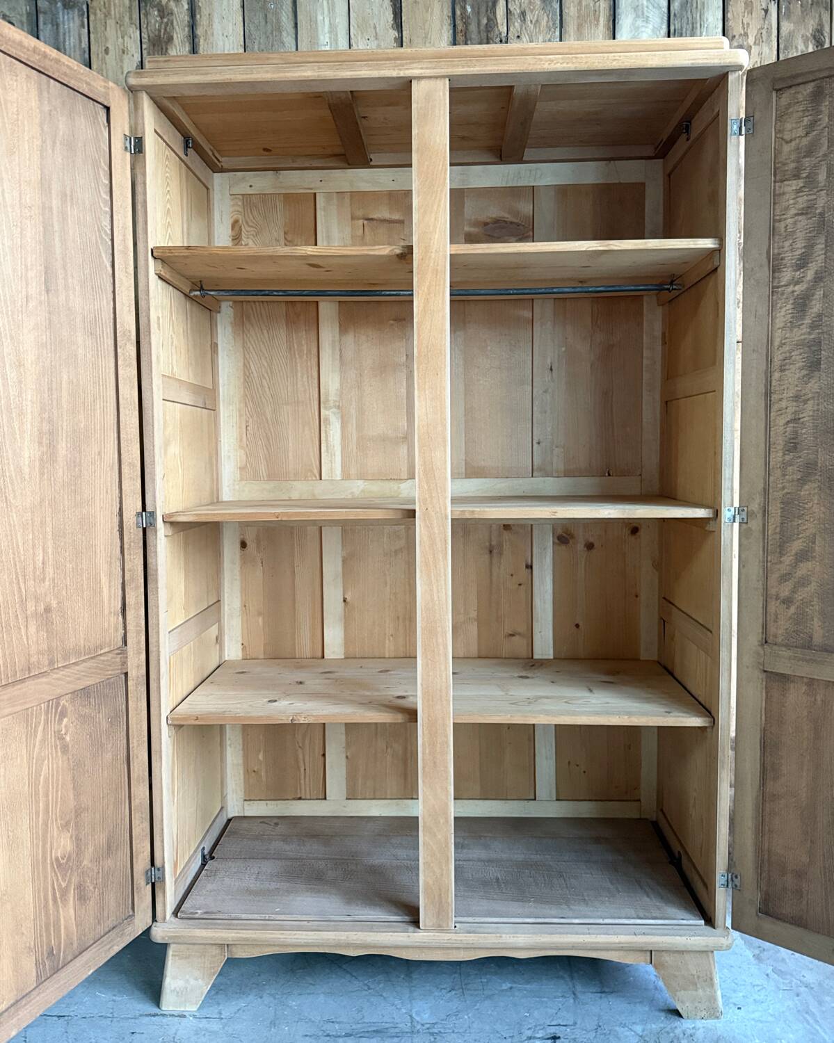 Armoire parisienne en hêtre (rénovée)