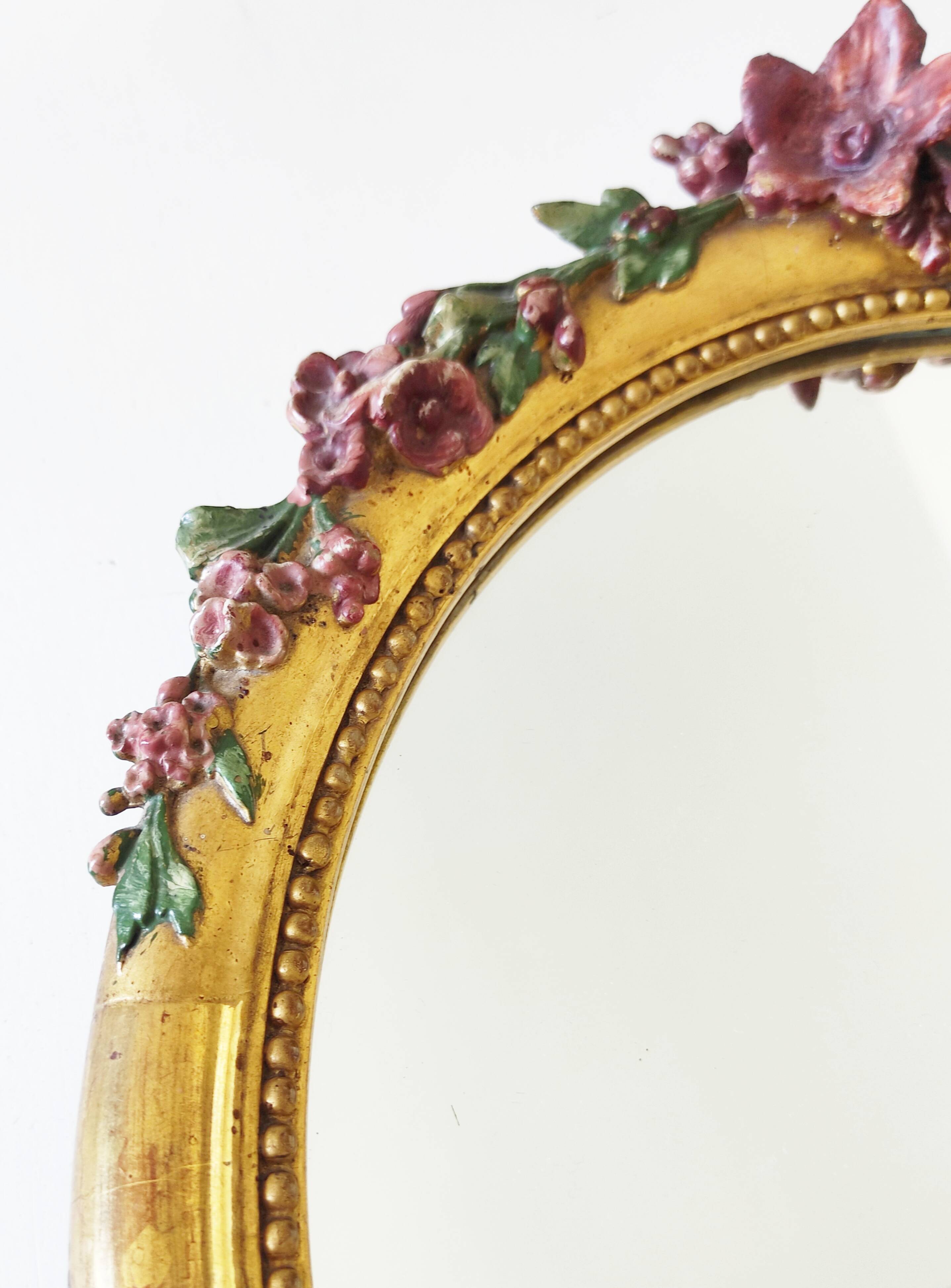 Miroir en bois doré avec fleurs
