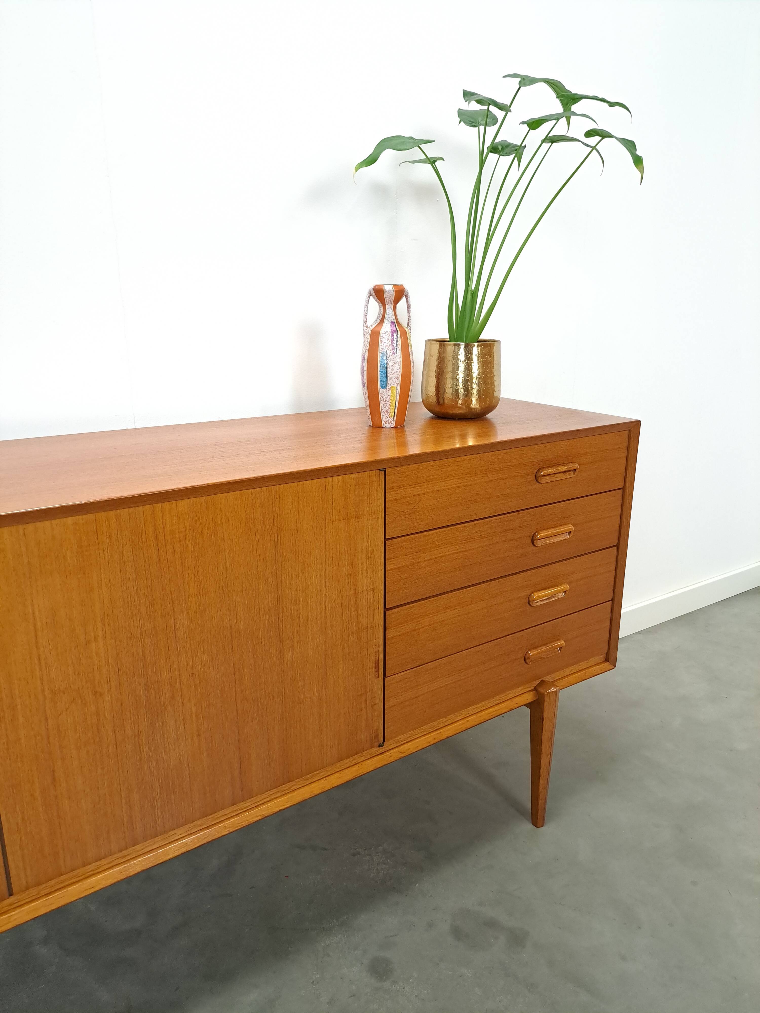 Dressoir avec de grandes capacités en lades vintage