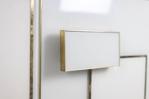 Enfilade géométrique en verre et laiton doré. Travail italien contemporain.