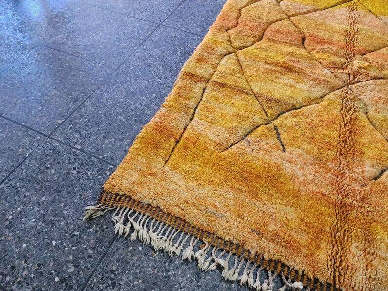 Large Moroccan Berber rug 300 × 200 cm – ochre yellow, geometric pattern