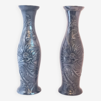 Paire de petits vases (ou bougeoirs) art nouveau en étain