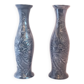 Paire de petits vases (ou bougeoirs) art nouveau en étain