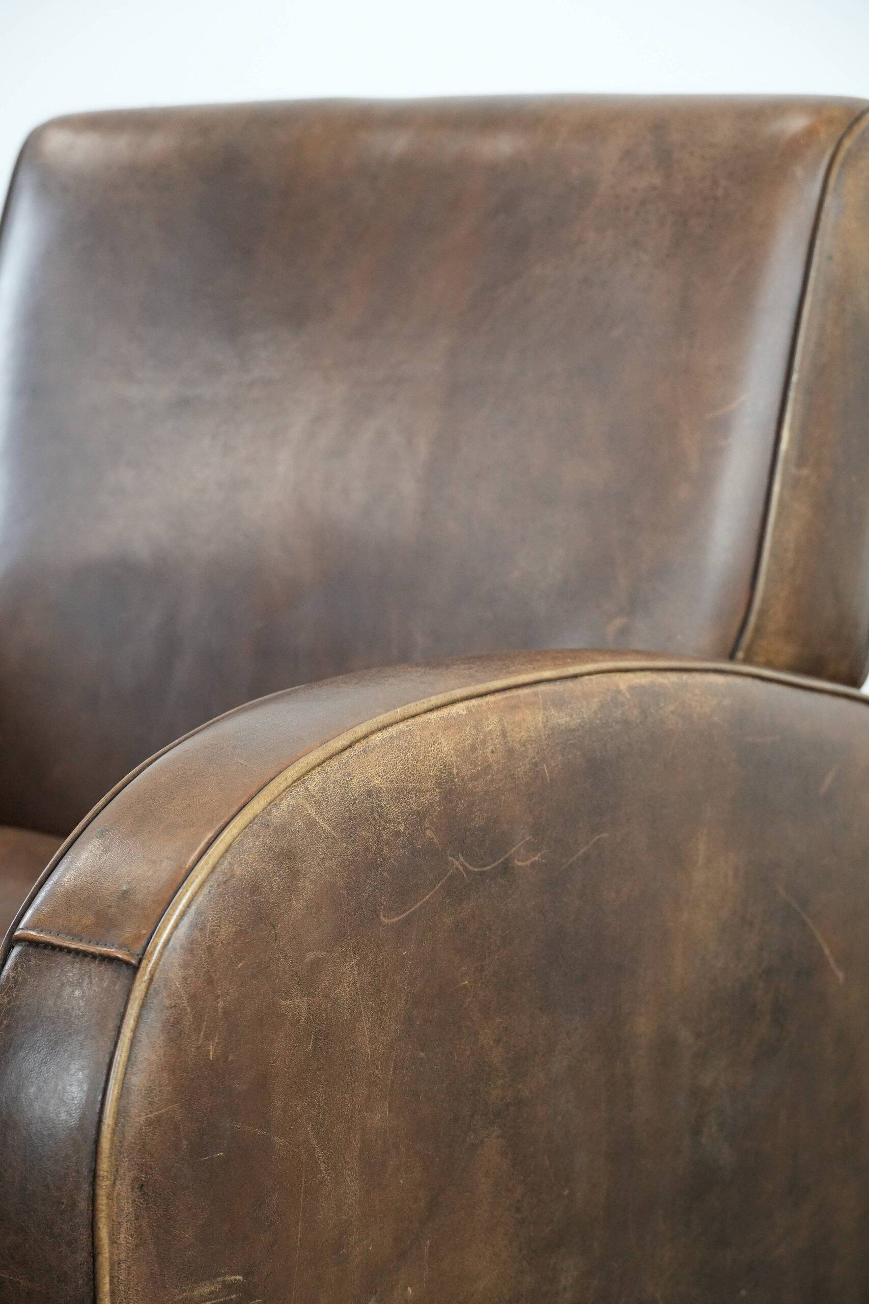 Fauteuil en cuir de mouton élégant et stylé avec un design épuré.
