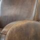 Fauteuil en cuir de mouton élégant et stylé avec un design épuré.