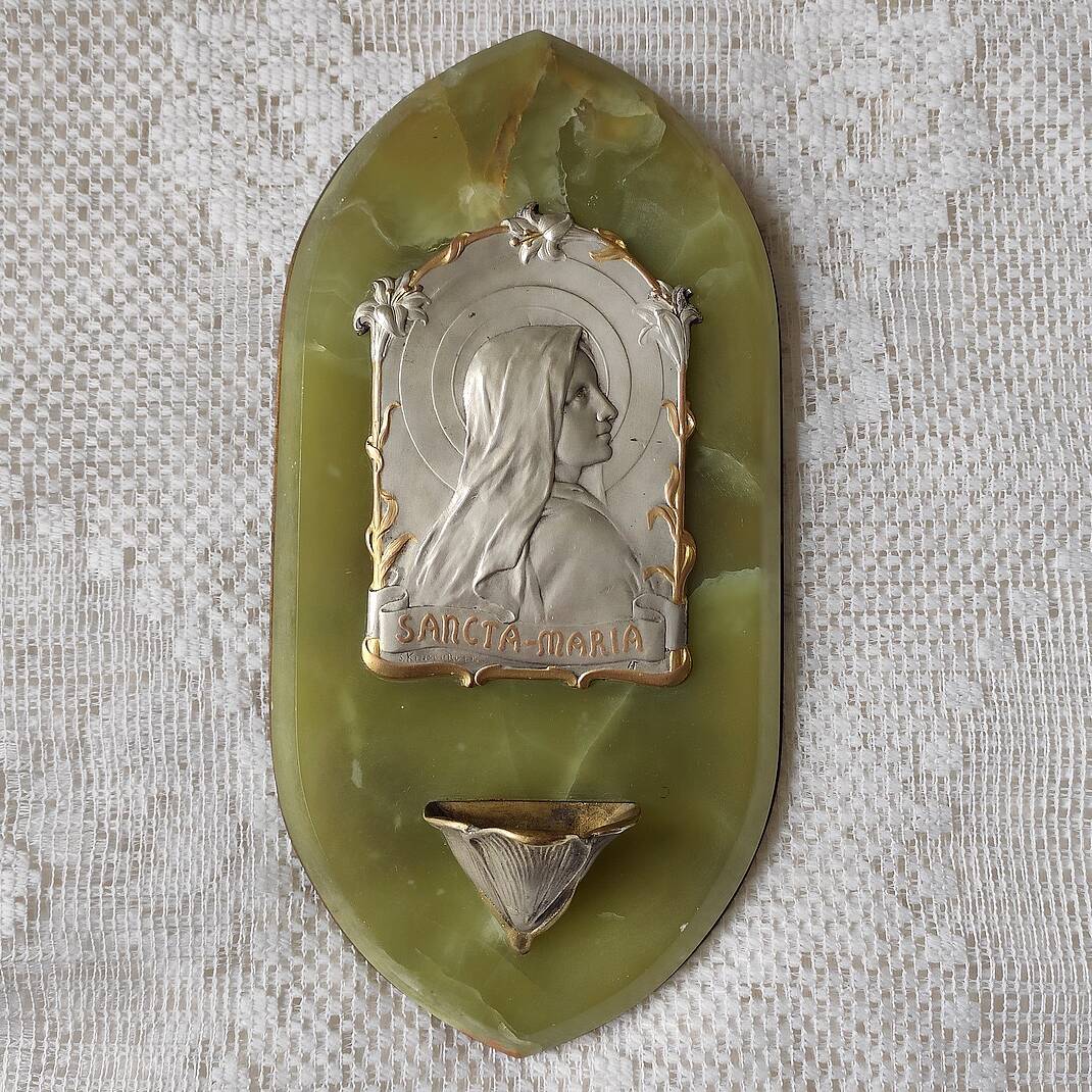 Green onyx wall font