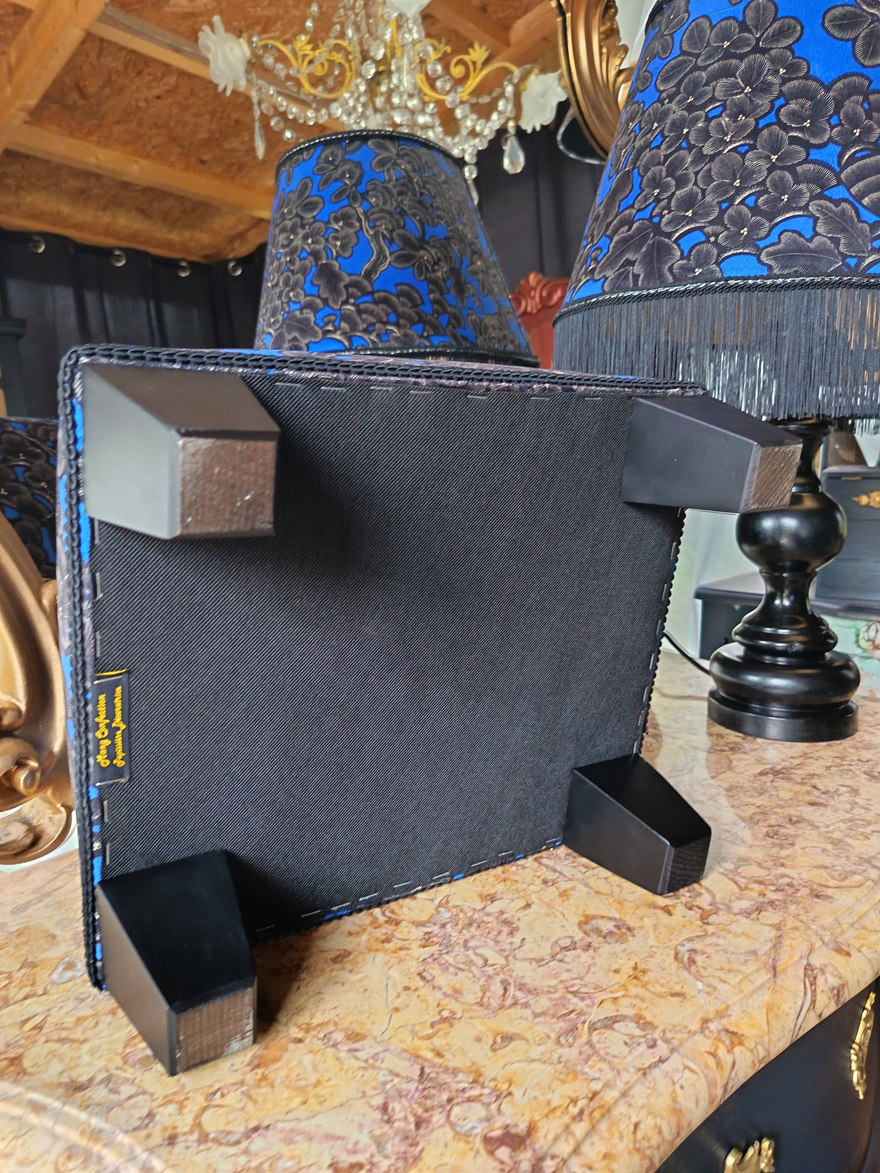 Cushion and its blue phoenix footrest