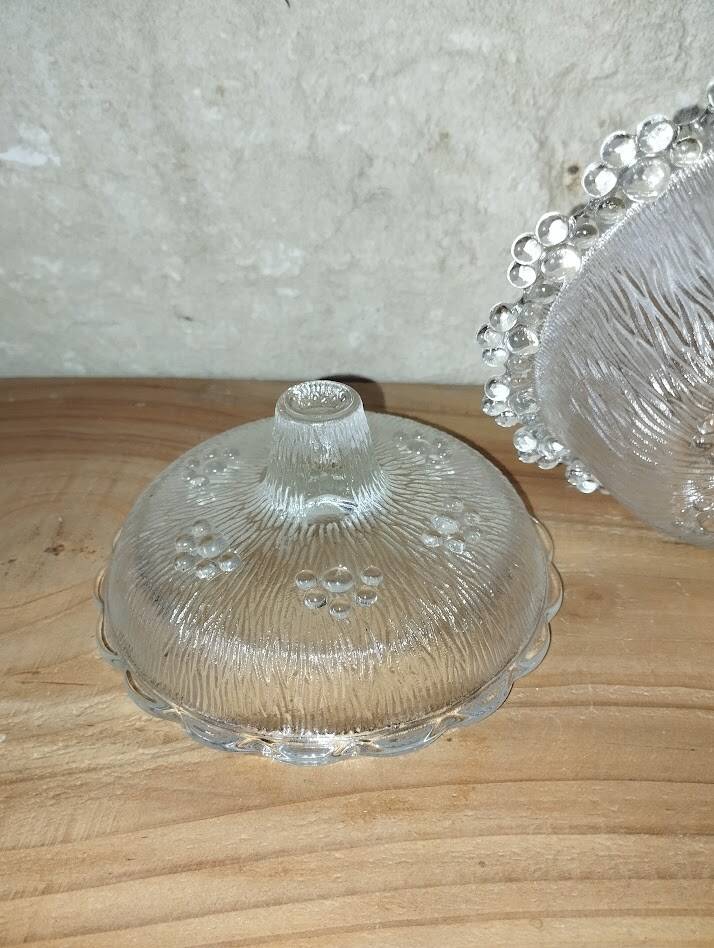 Bonbonnière sur pied en verre moulé – Décor texturé vintage
