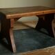Banc repose-pied ancien en bois massif