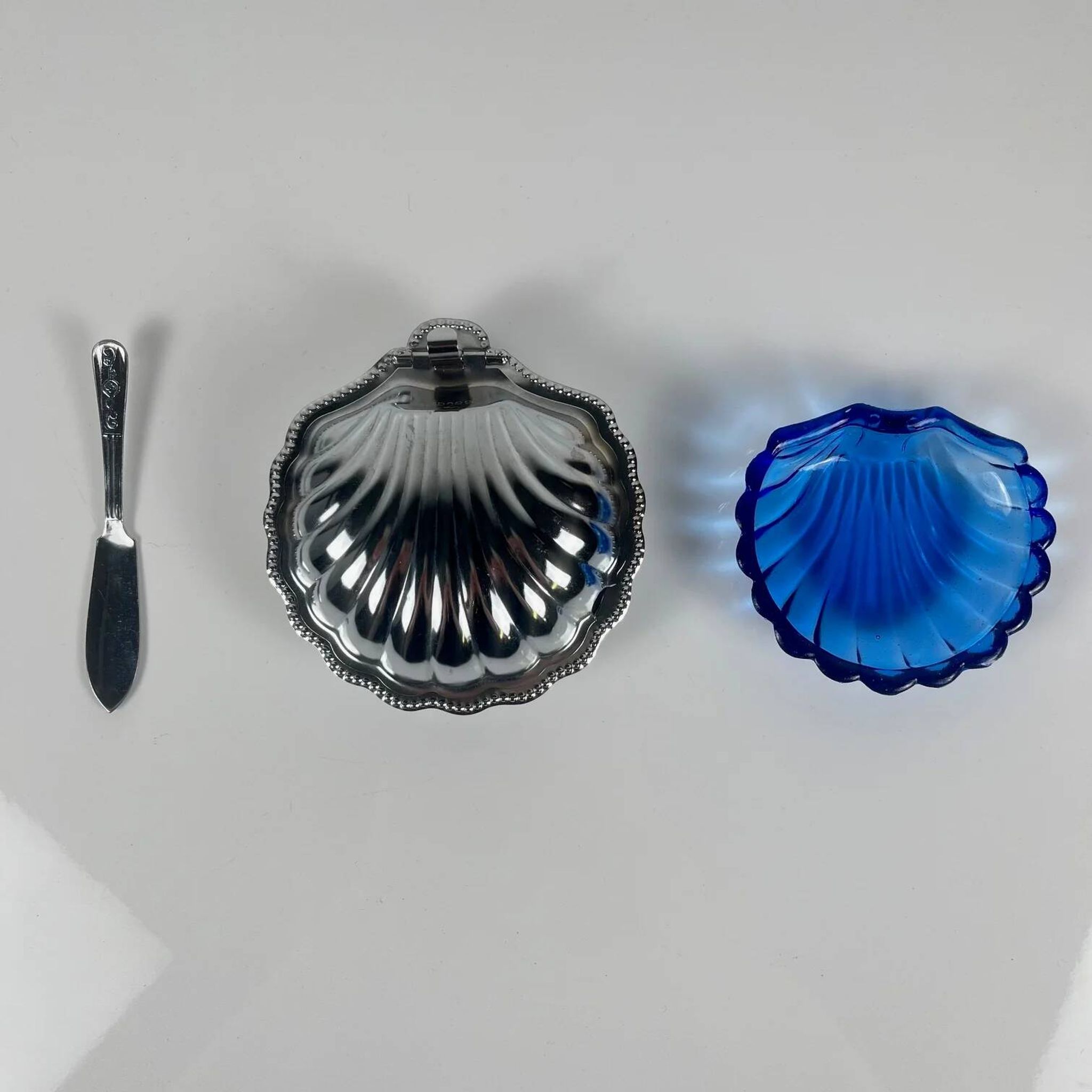 Beurrier coquillage en métal et insert bleu, 1970 avec couteau