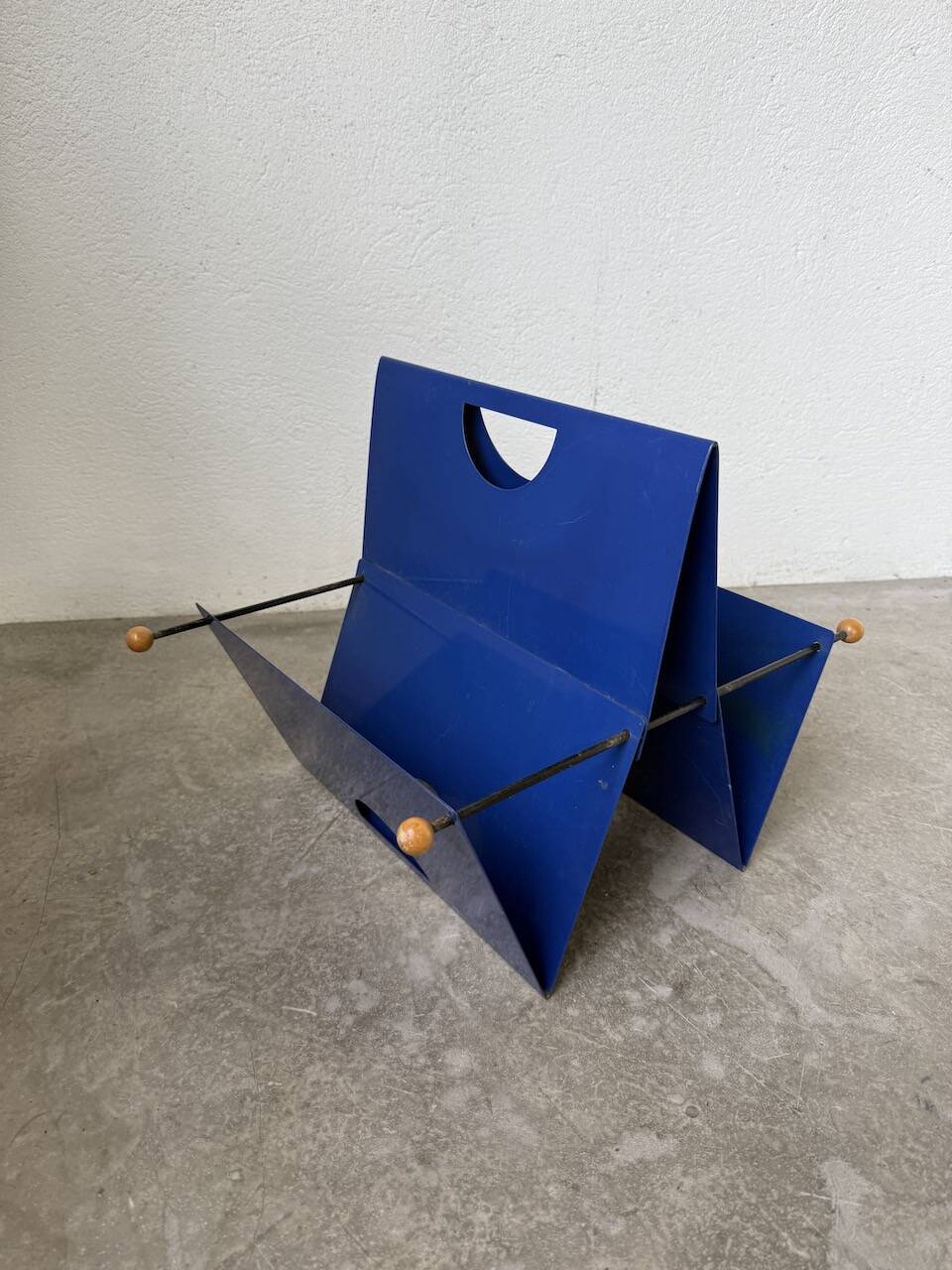 Memphis 80s Magazine Rack