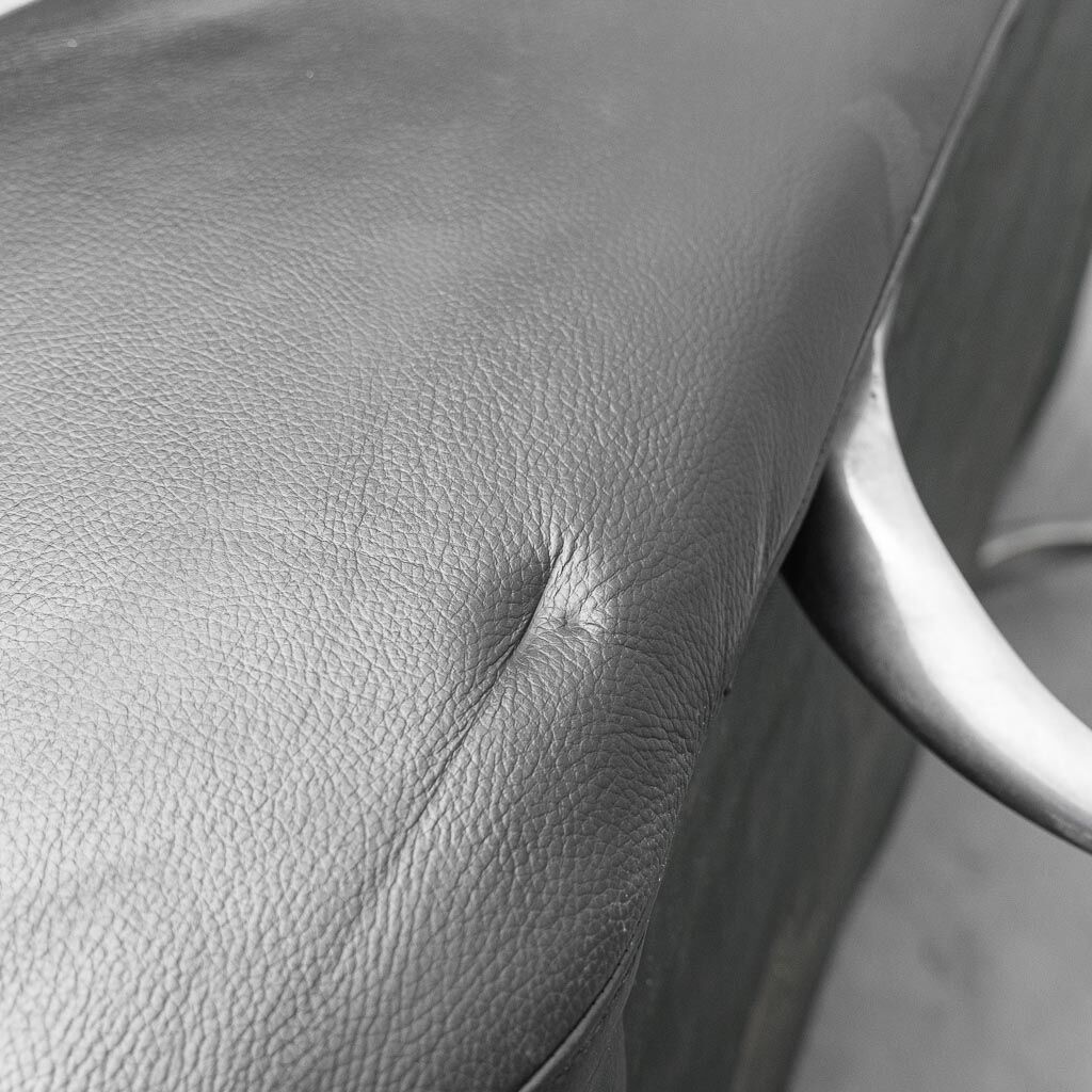 Vintage modern design armchair in black leather – 1990s lounge chair