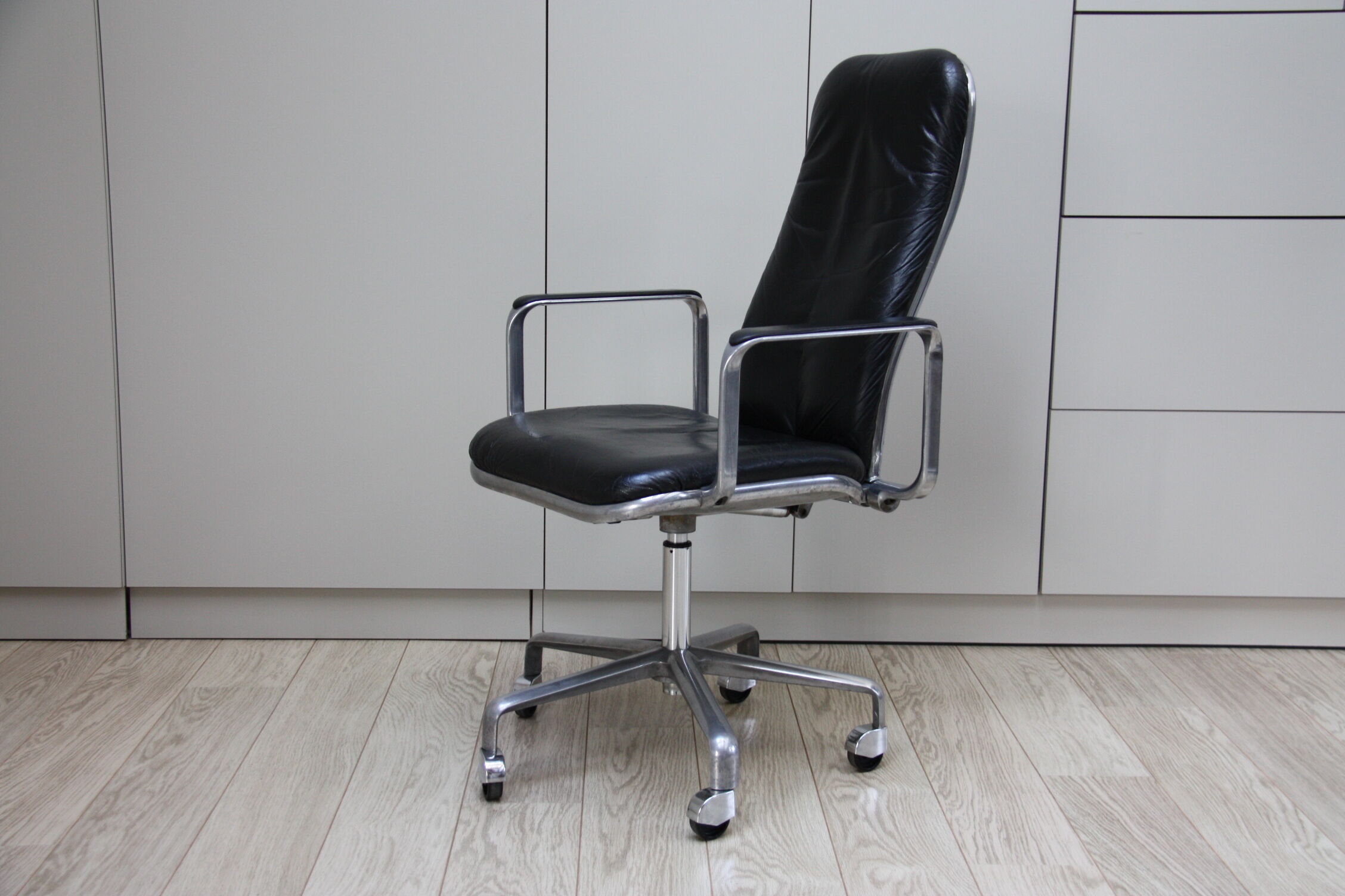 Swivel office chair in black leather - Frederick Scott for Hill - UK - 1970's