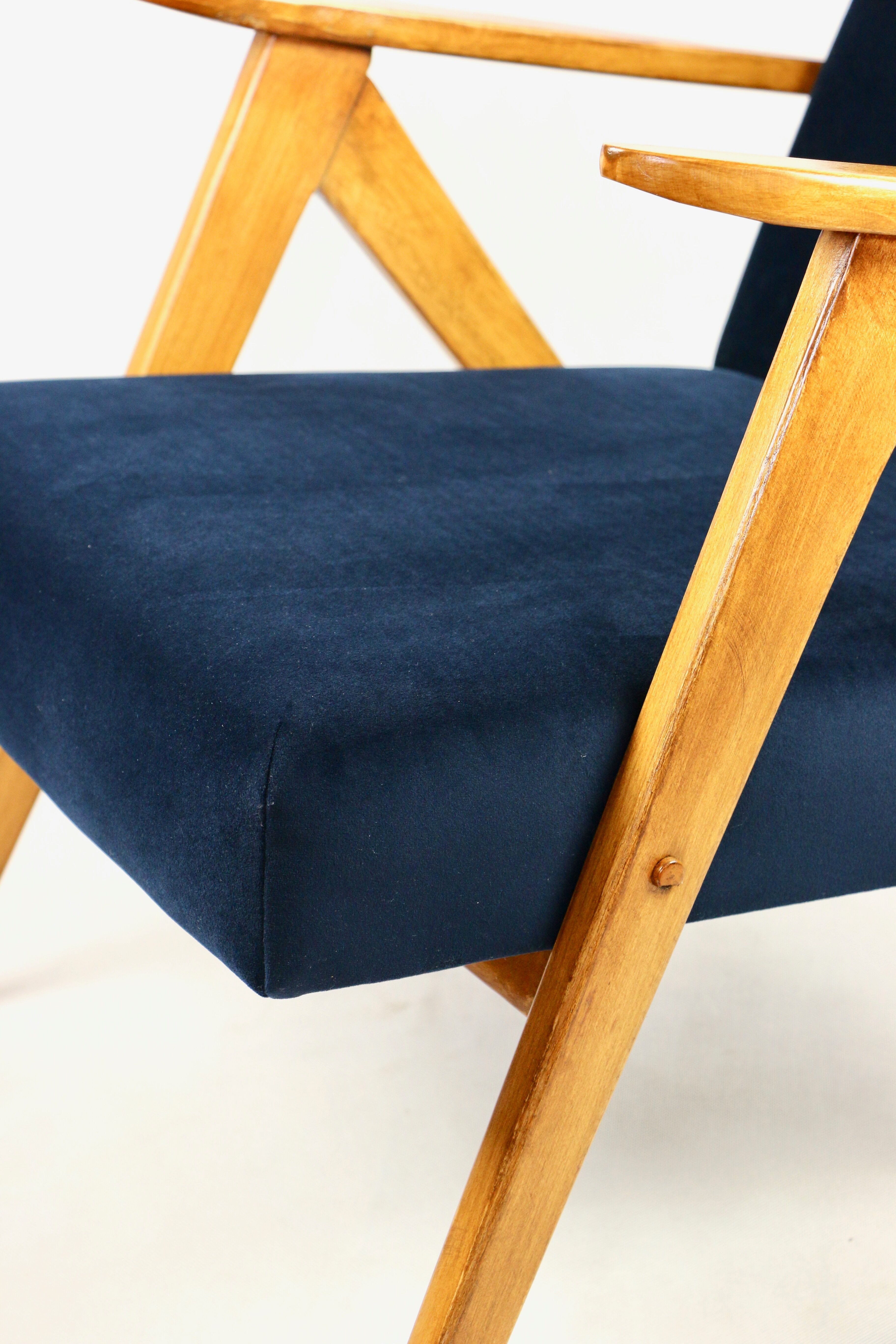 Fauteuil vintage en velours bleu marine Var, années 1970