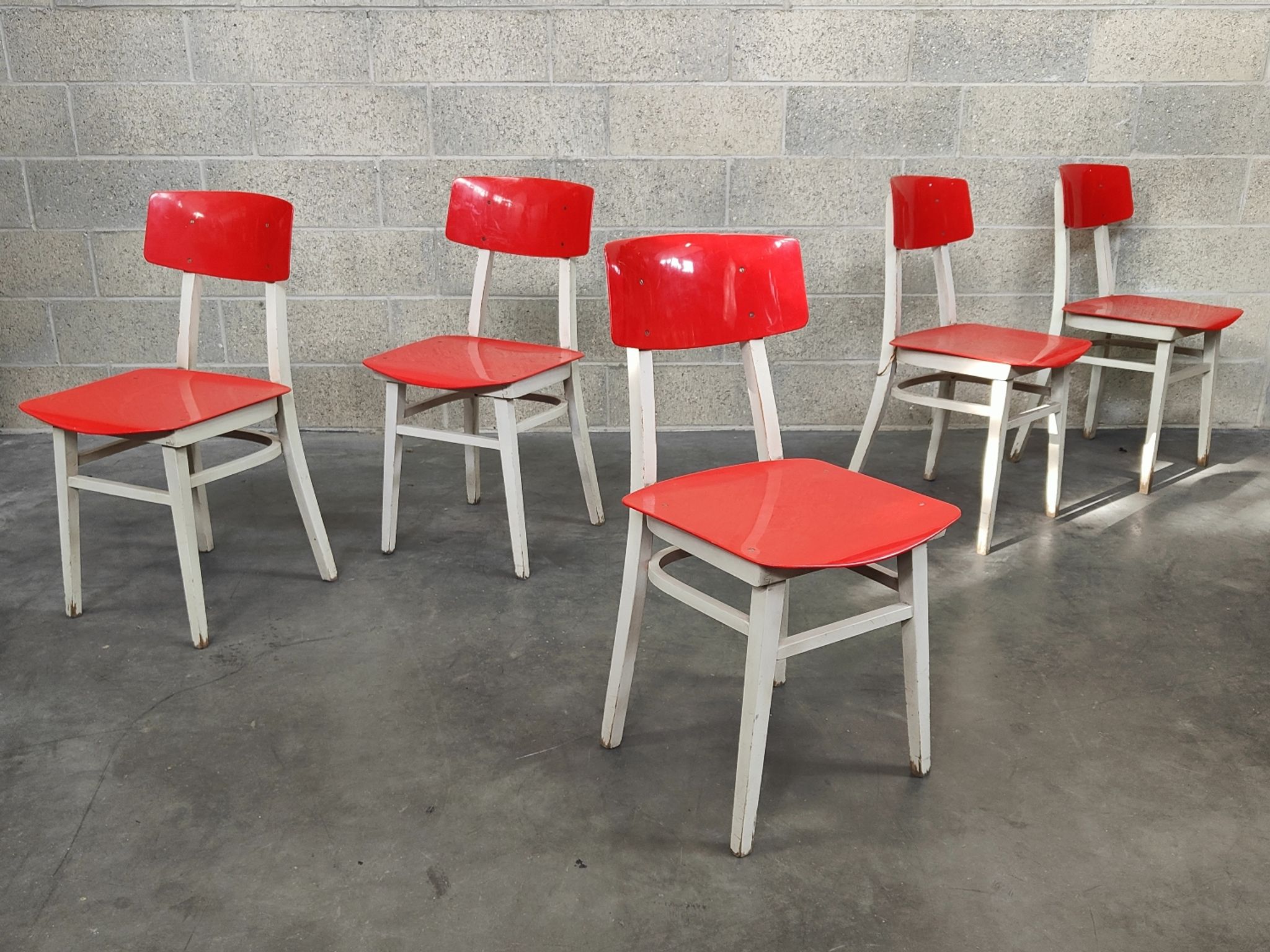 Set of 5 chairs TON Bystrice (Thonet) red and white 1960