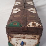 Ancienne boite tribale en métal martelé