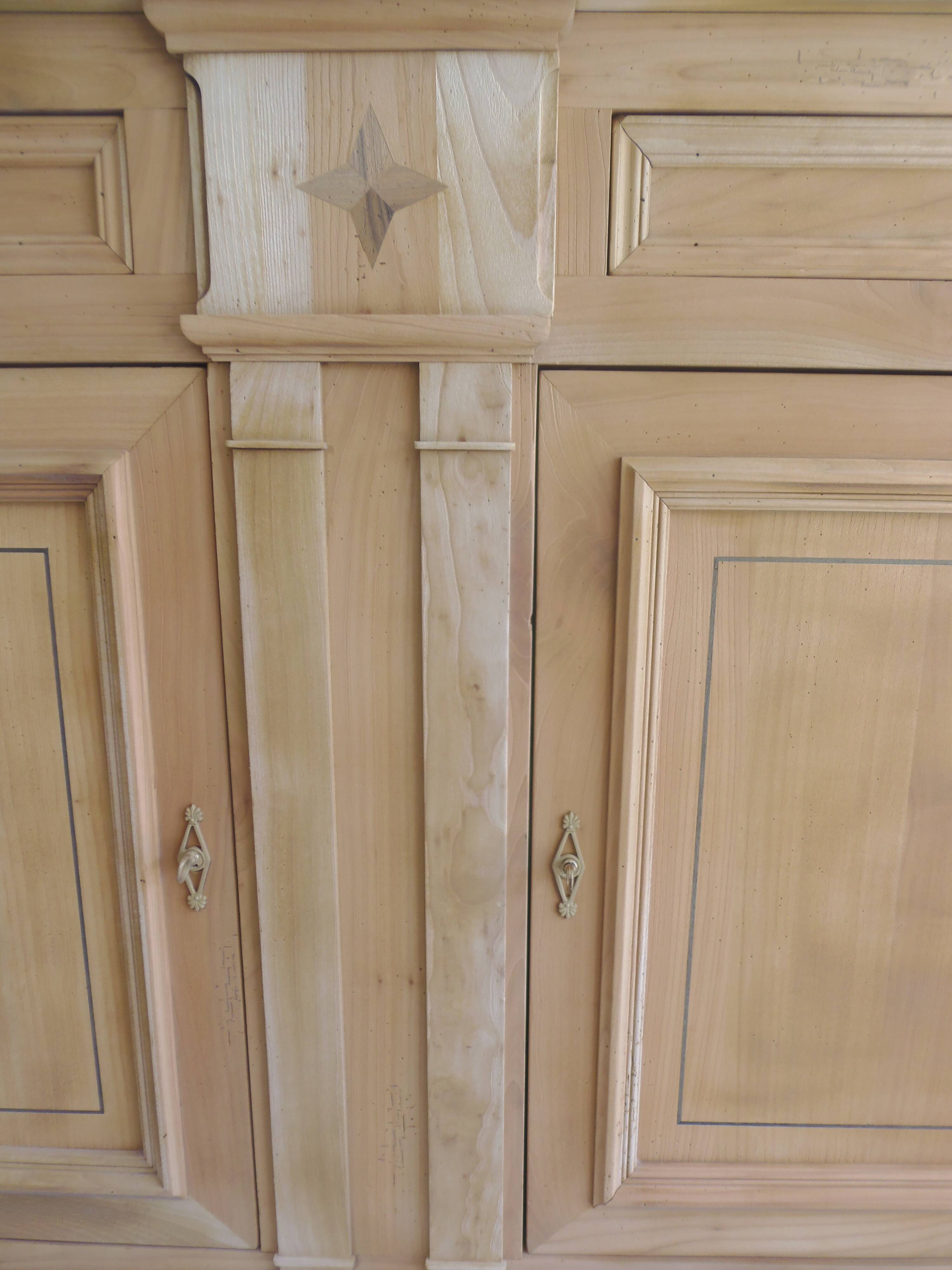 Buffet de belle facture en bois brut, 2 portes , 3 tiroirs .