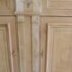 Buffet de belle facture en bois brut, 2 portes , 3 tiroirs .