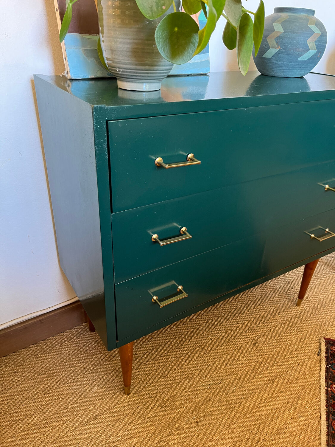 Commode vintage verte poignées dorées et pieds fuseaux