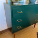 Commode vintage verte poignées dorées et pieds fuseaux