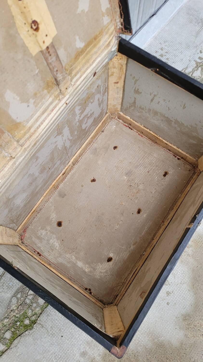 Leather travel trunk from the 1900s