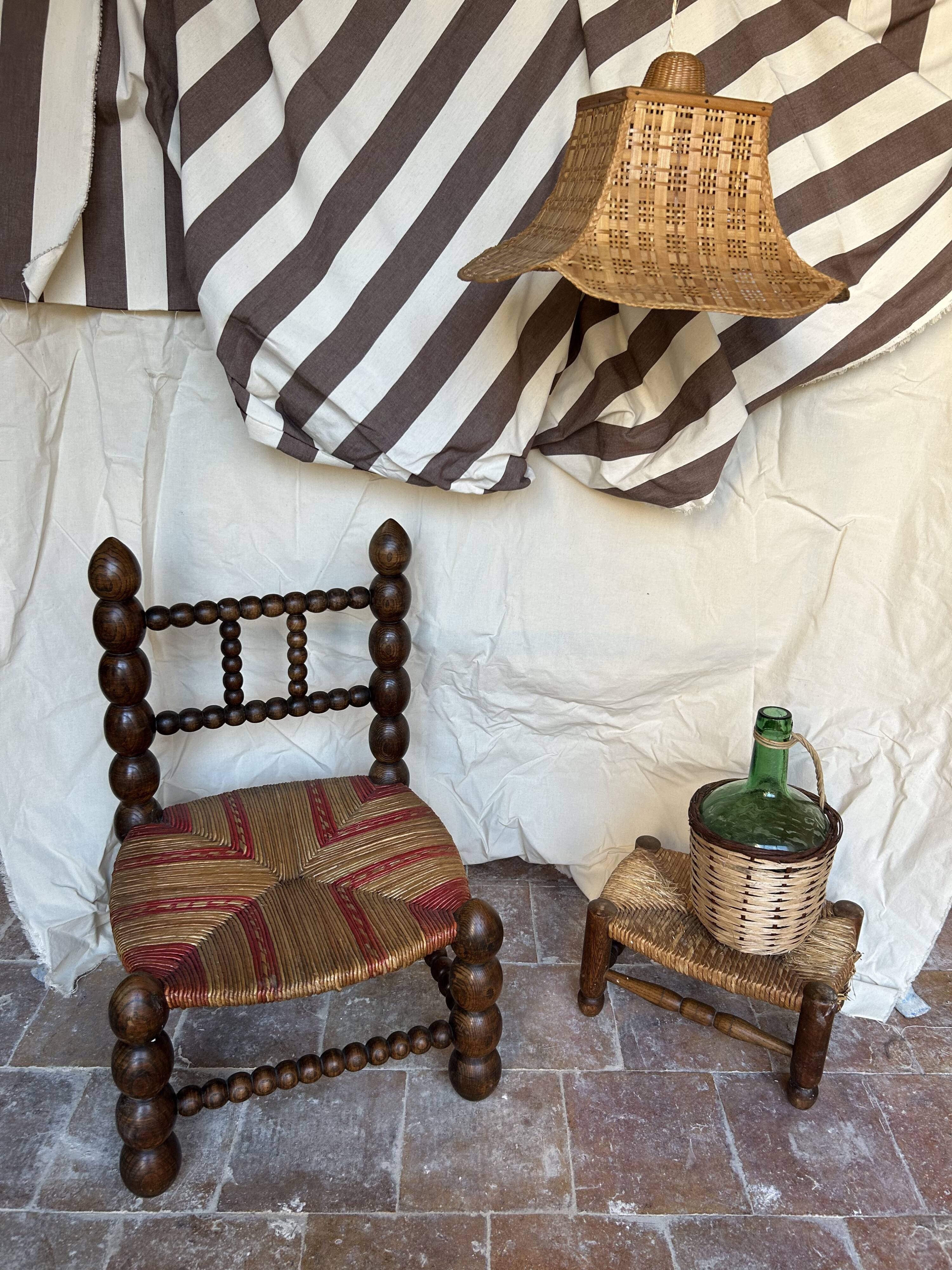 Rustic footrest made of wood and straw