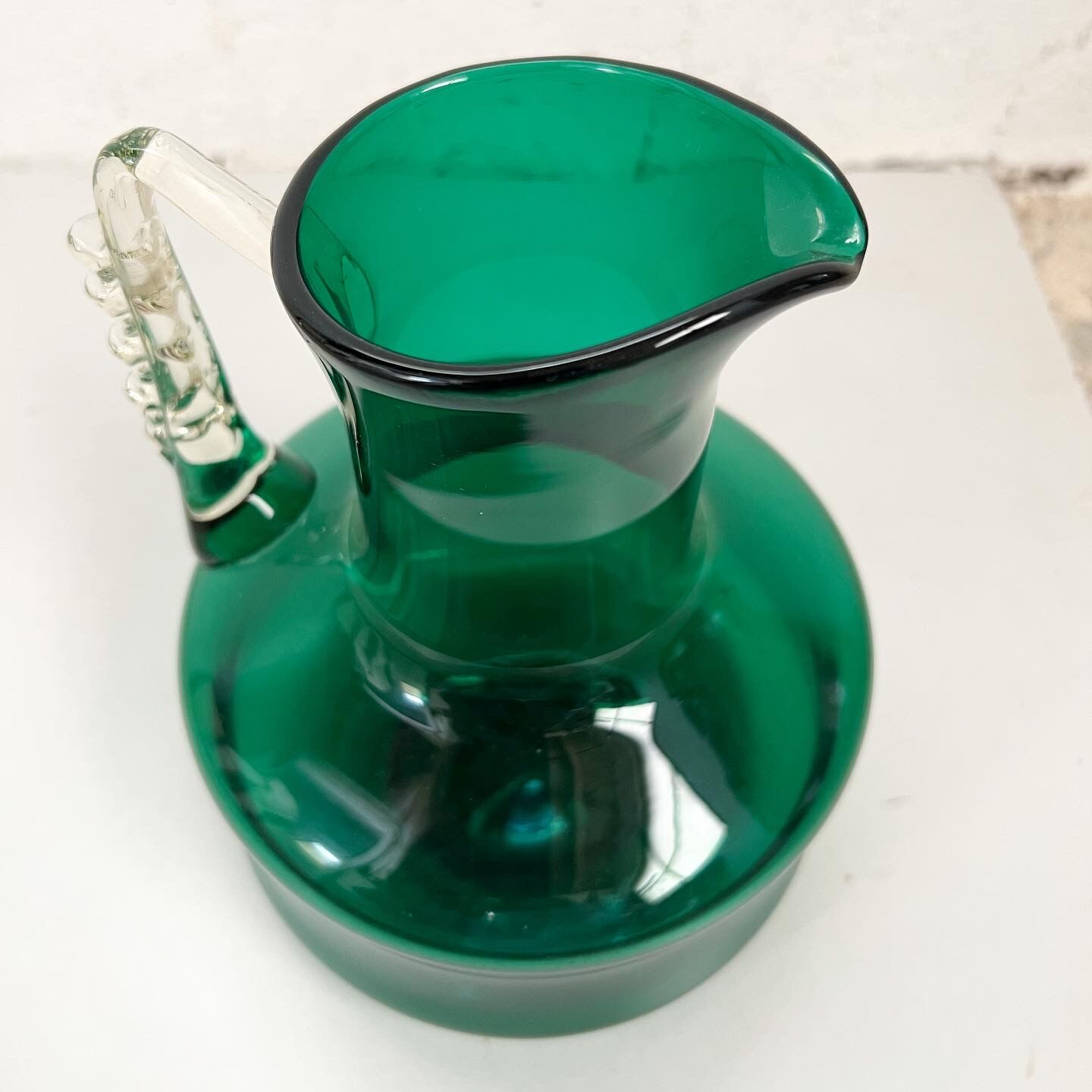 Pichet en verre soufflé vert vintage