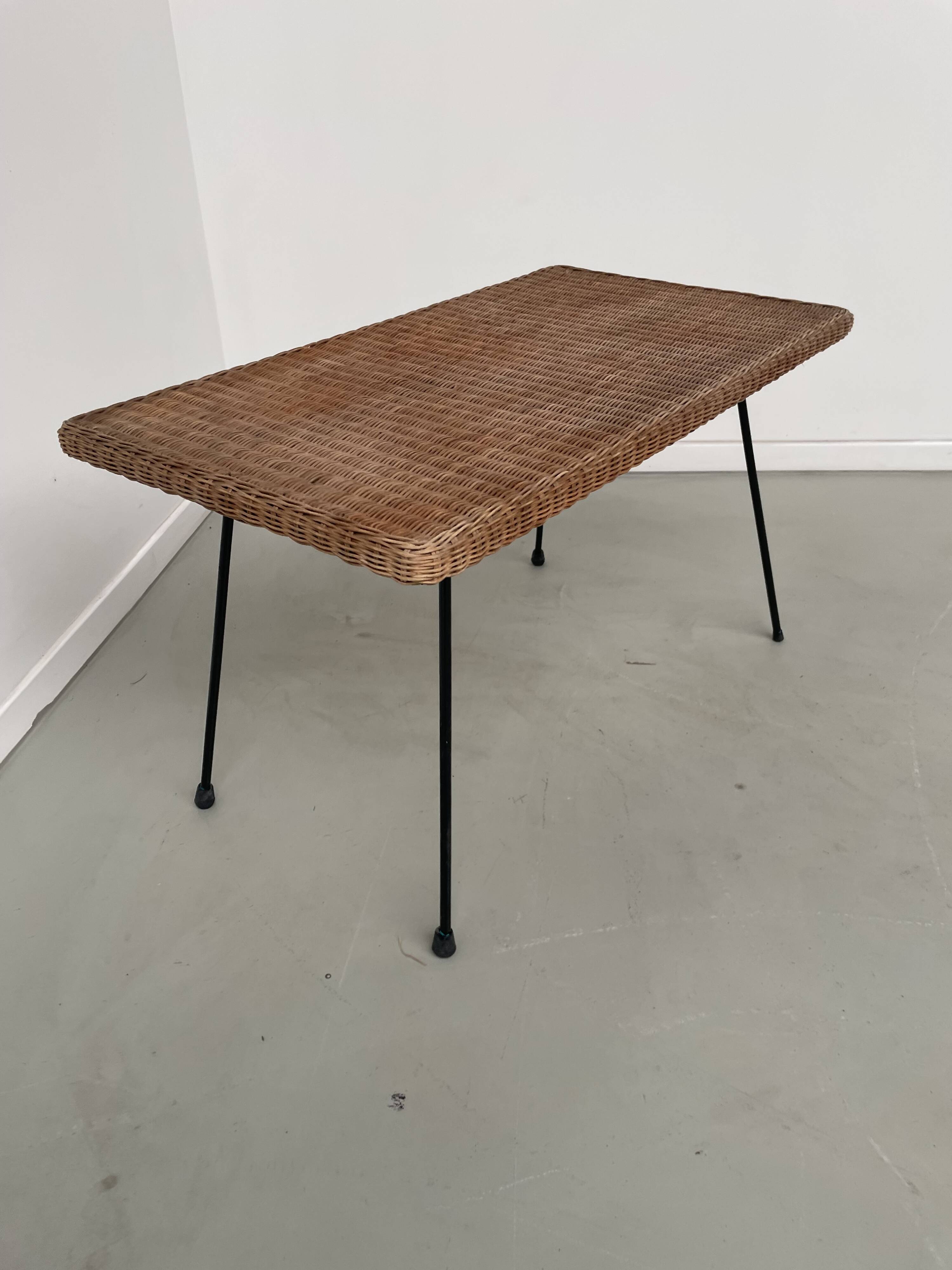 Table basse osier tressé et métal 1960