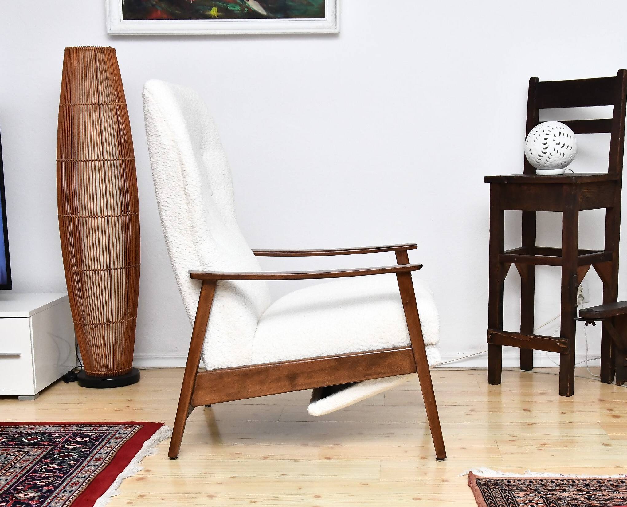 Fauteuil avec repose-pieds rabattable en Bouclé blanc crème, années 1960