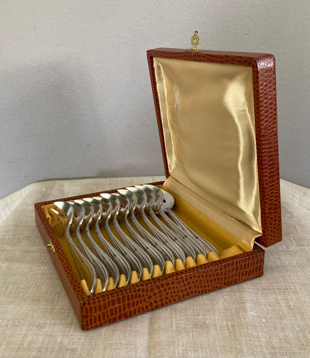 Art Deco oyster forks in punched silver metal, leatherette box