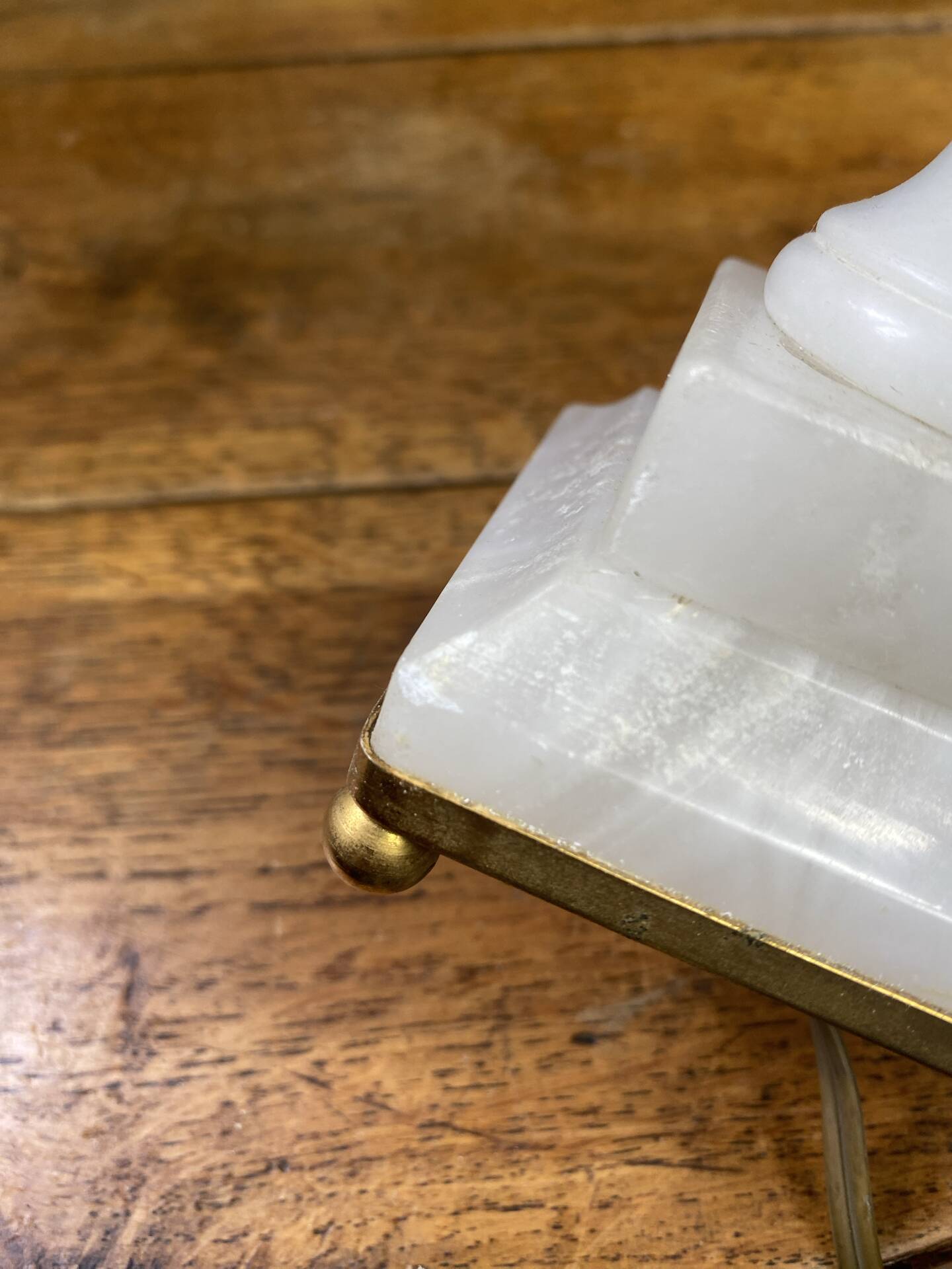 Alabaster lamp base