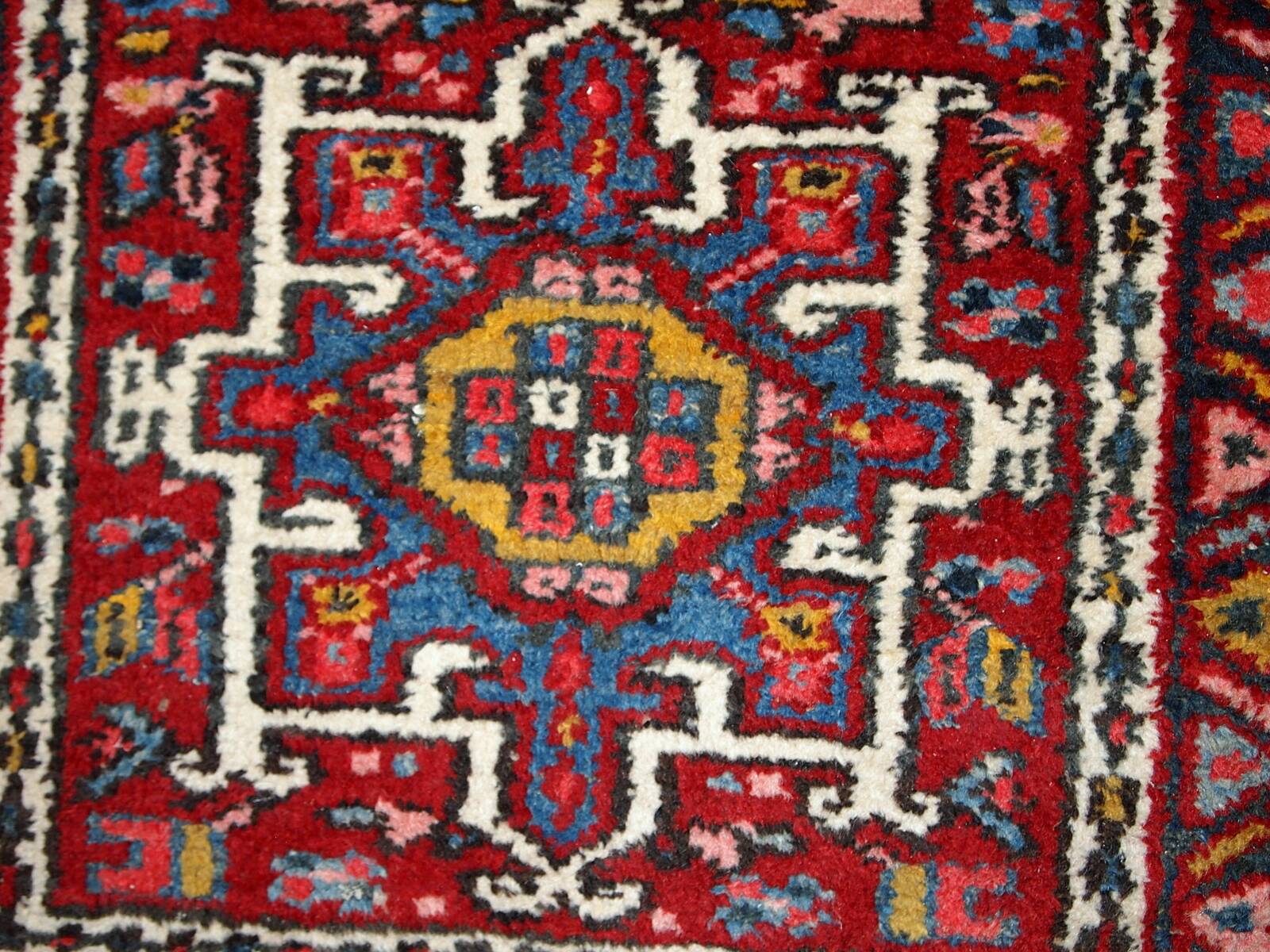 Tapis Antique Karajeh en Laine, Années 1920, Élégance et Tradition