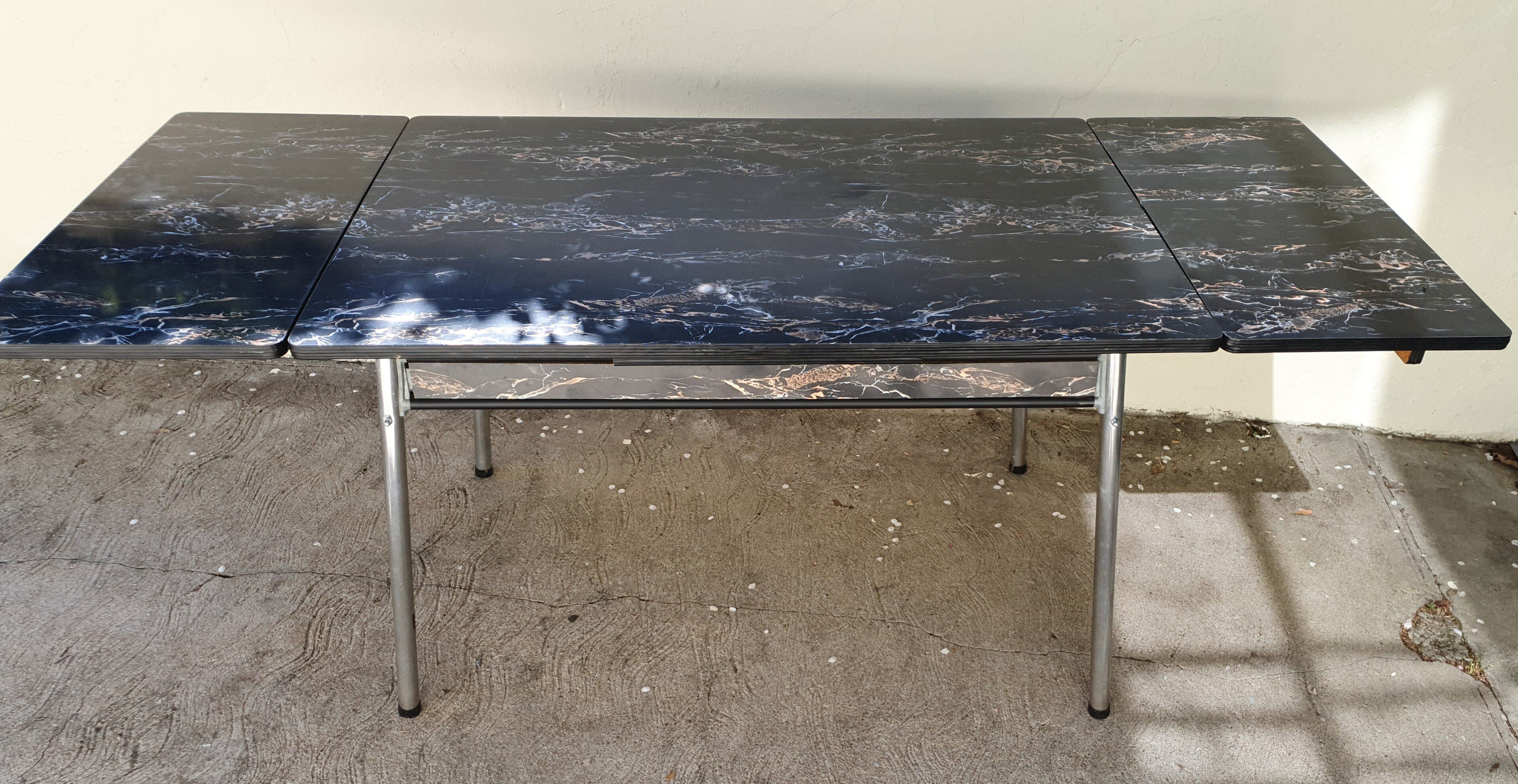 Extension table in Formica black marble year 60
