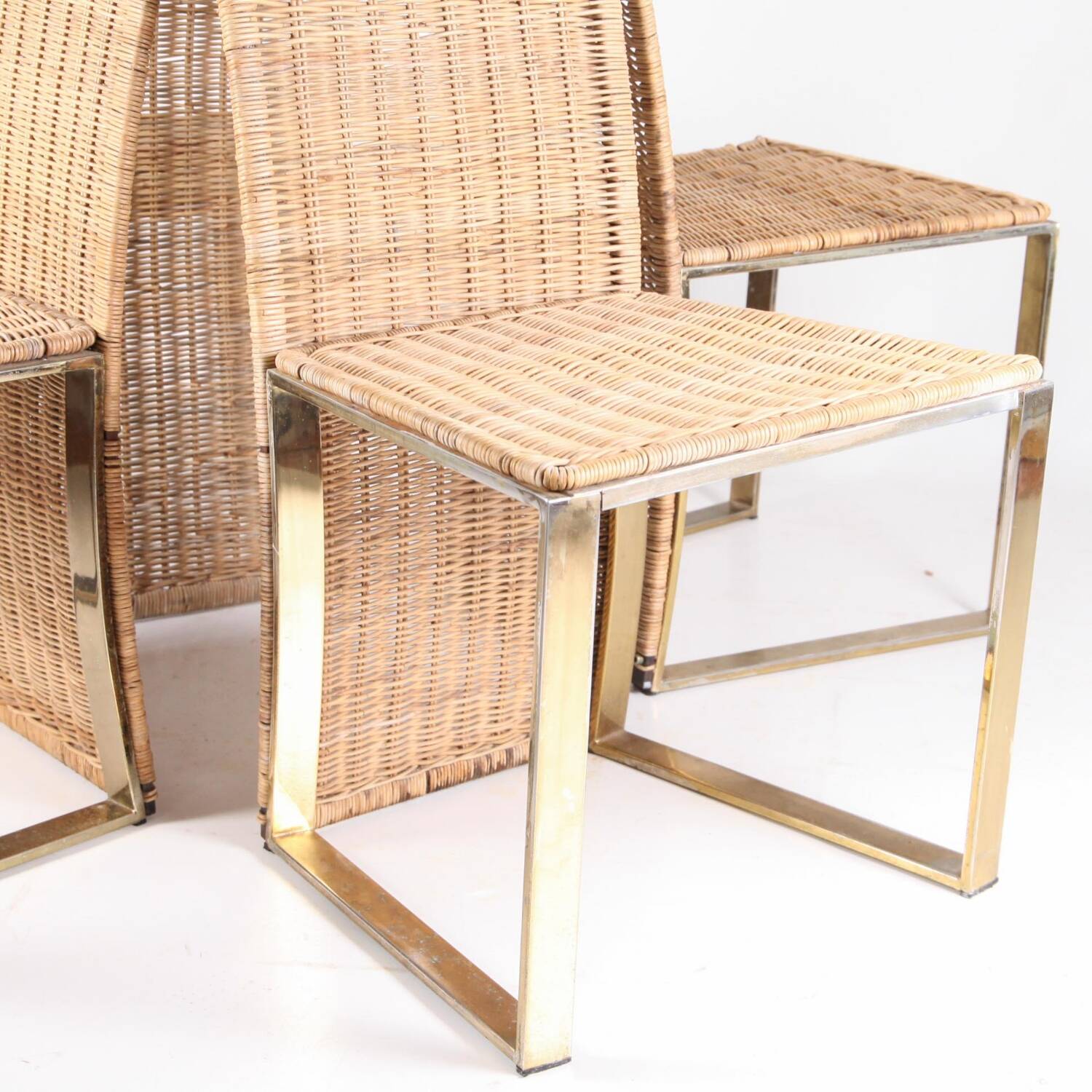Suite de 4 chaises vintage en métal doré et osier