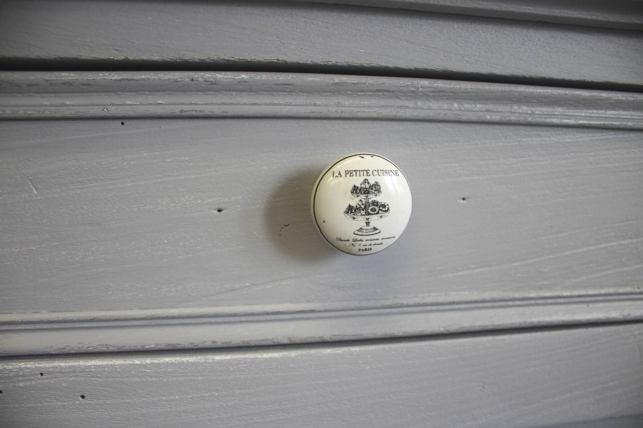 Parisian buffet with 2 doors and 2 drawers in patinated grey.