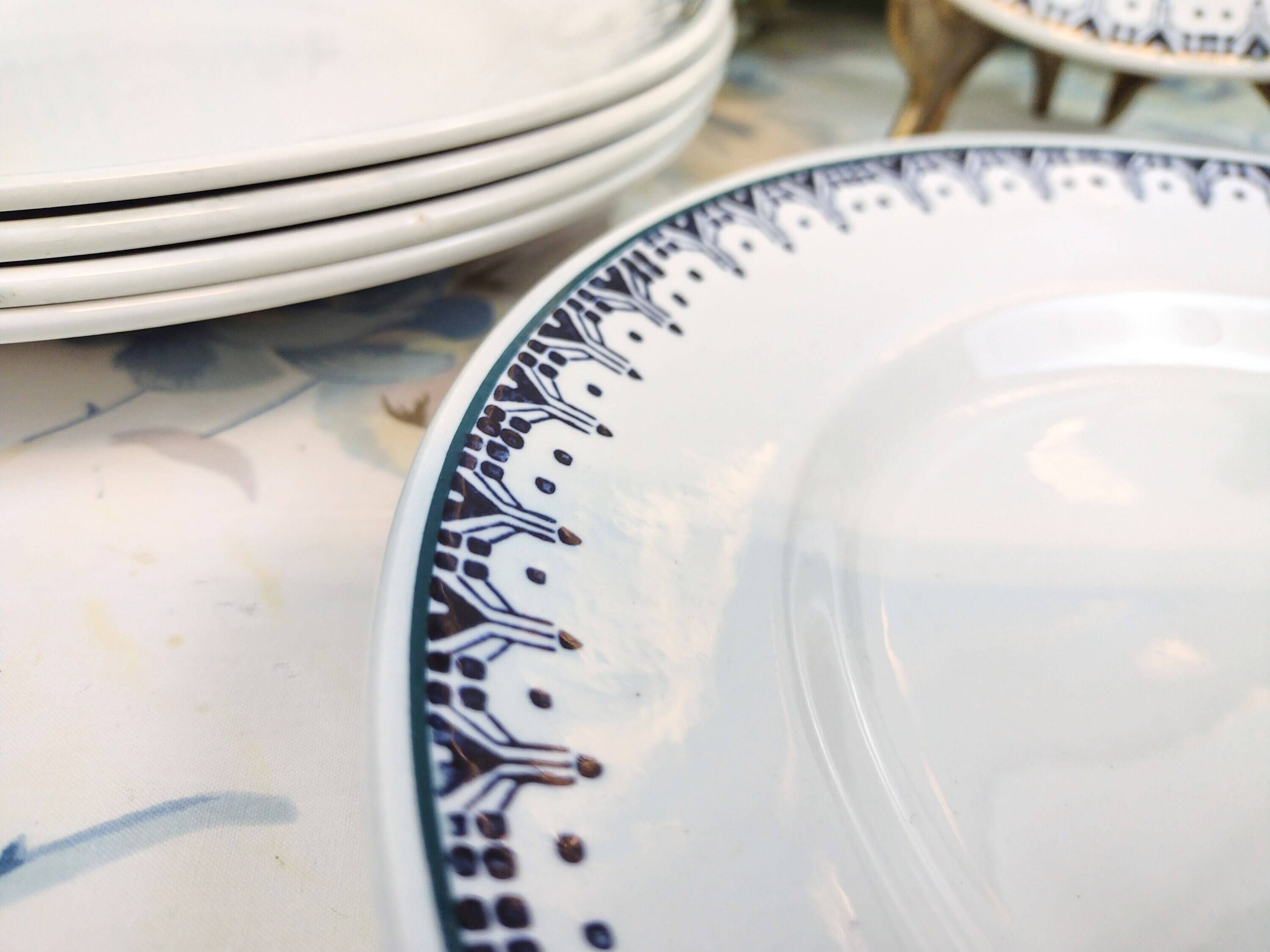 6 St Amandinoise two-tone flat plates