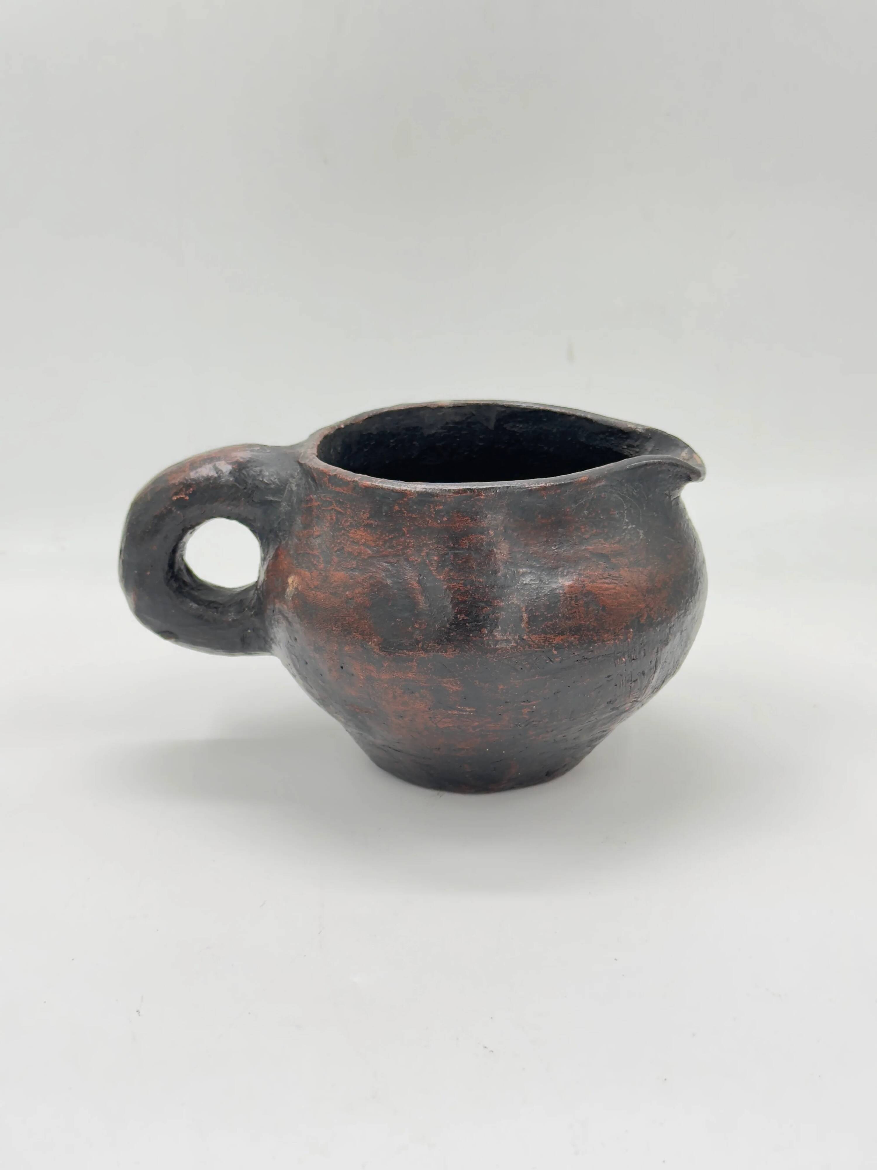 Vase tripode vintage en terre cuite, fait main, finition noire fumée