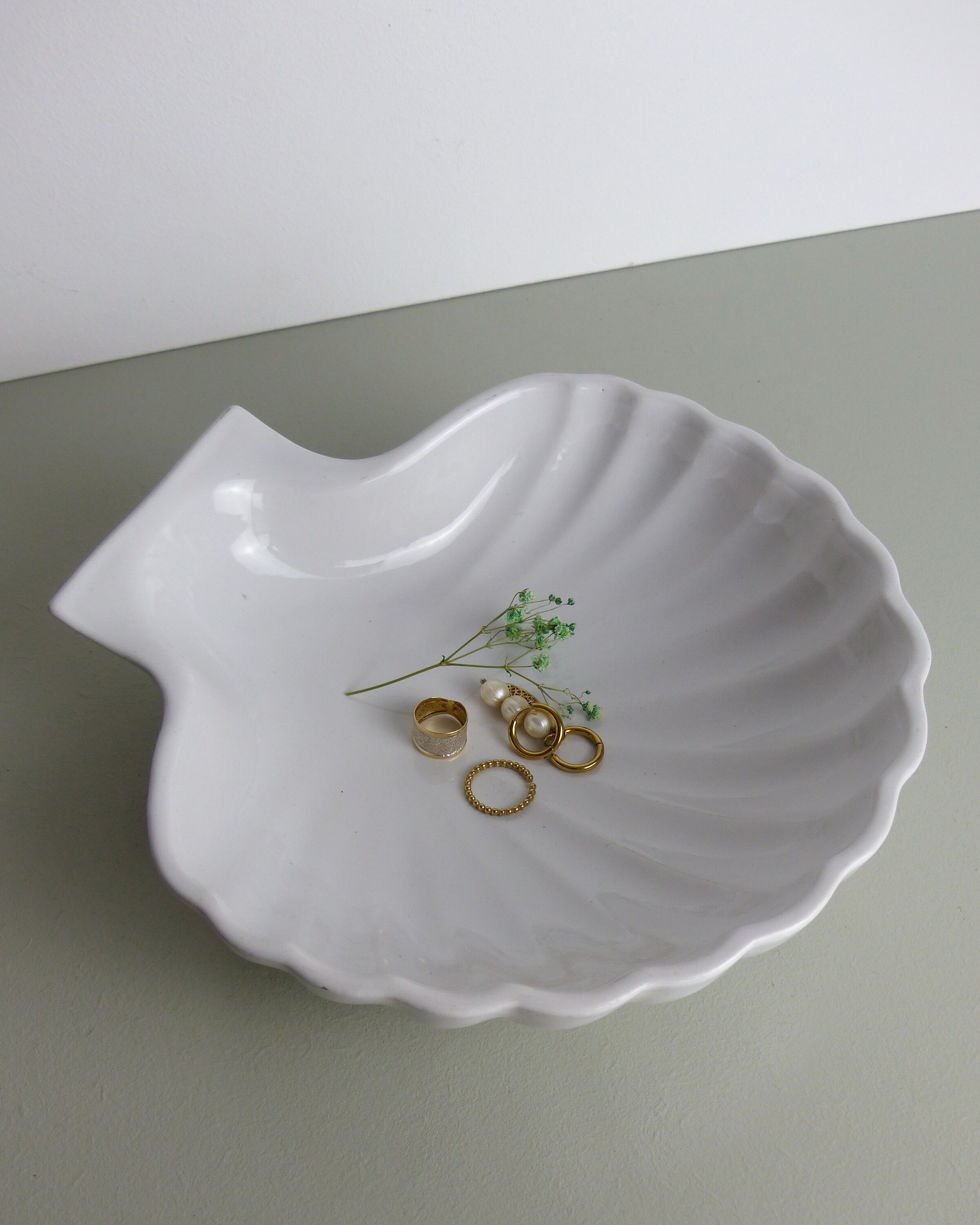 White ceramic shell pocket tray