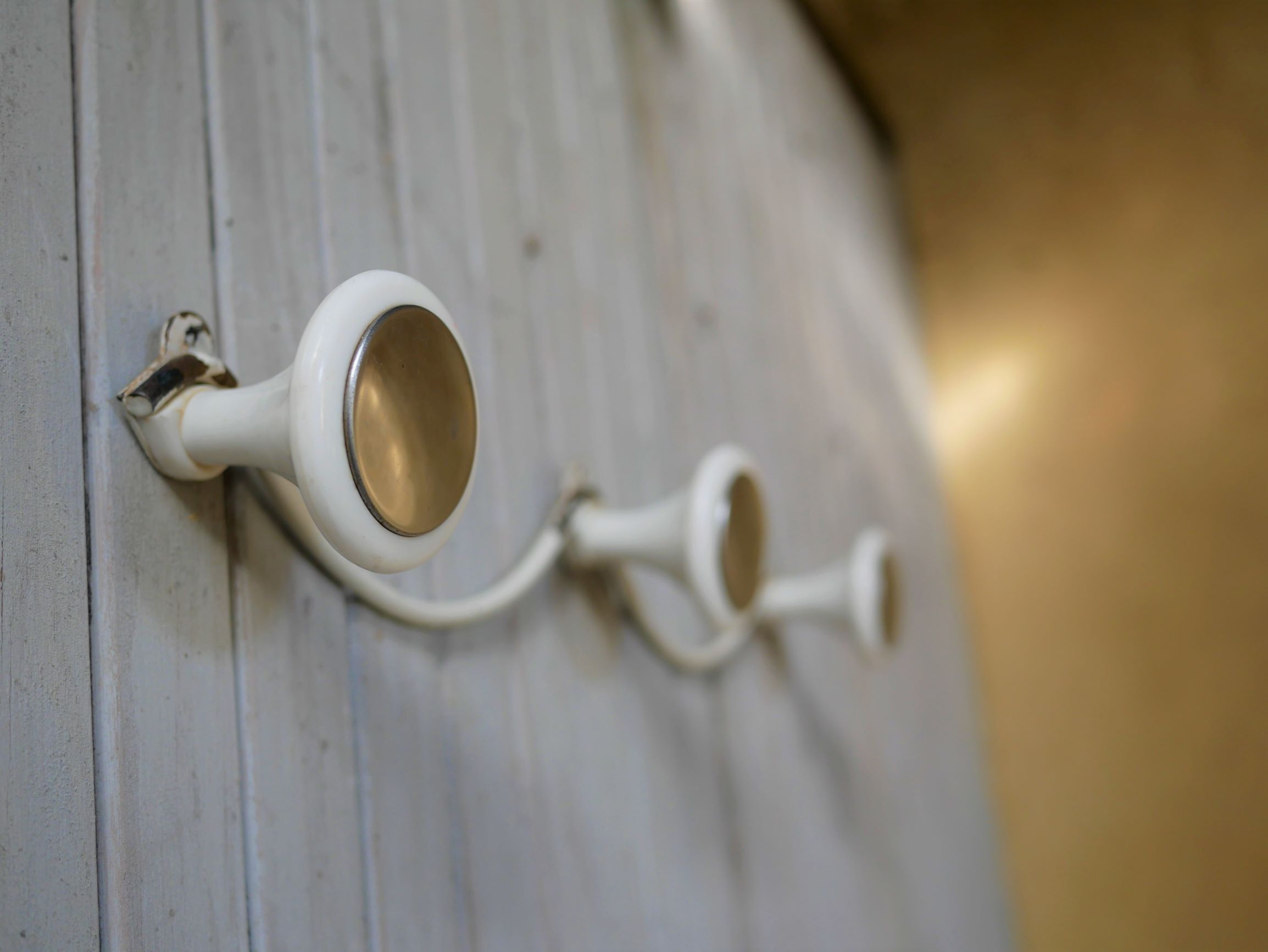 Vintage peg 3 hooks in white metal and bakelite