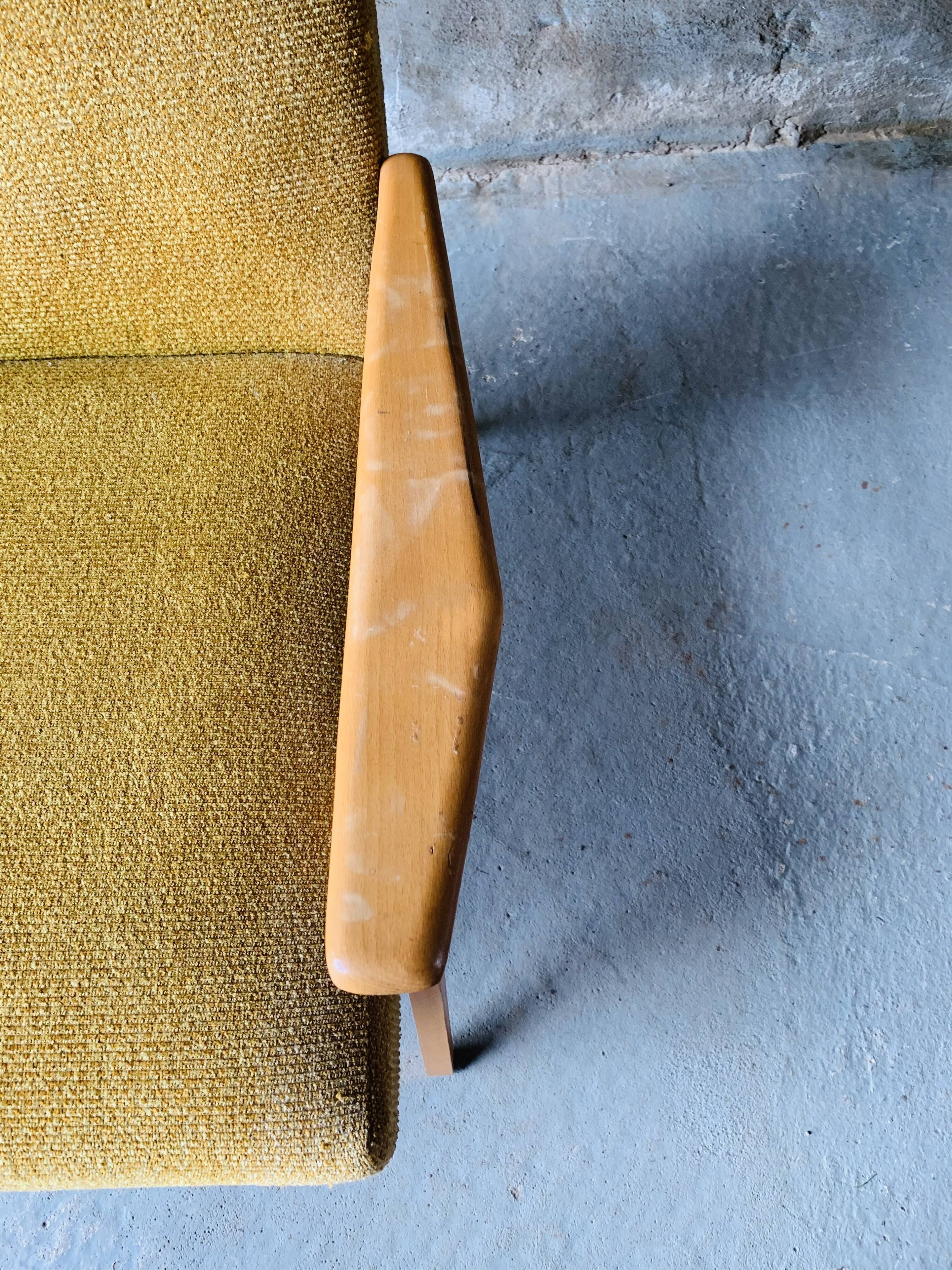 Fauteuil moutarde - bois et velours